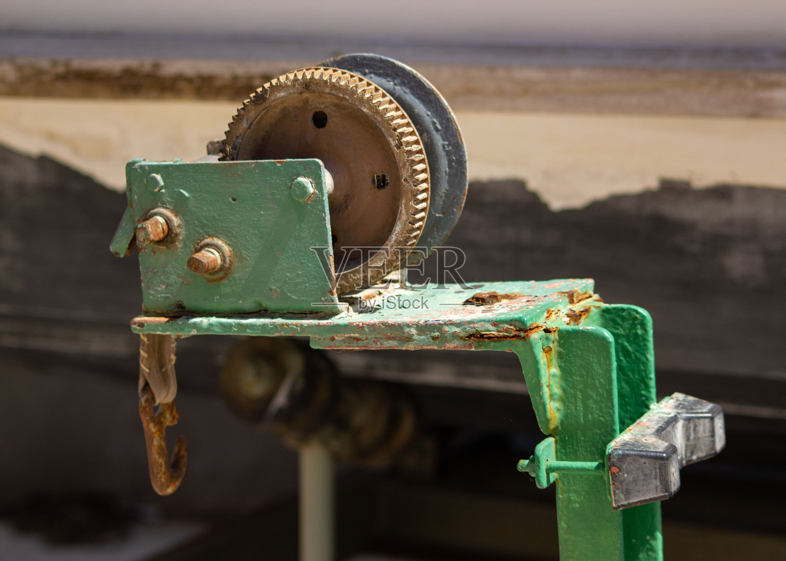 在马耳他的Senglea，手动操作绞车，用于安全地将小船从海上放低或升起照片摄影图片