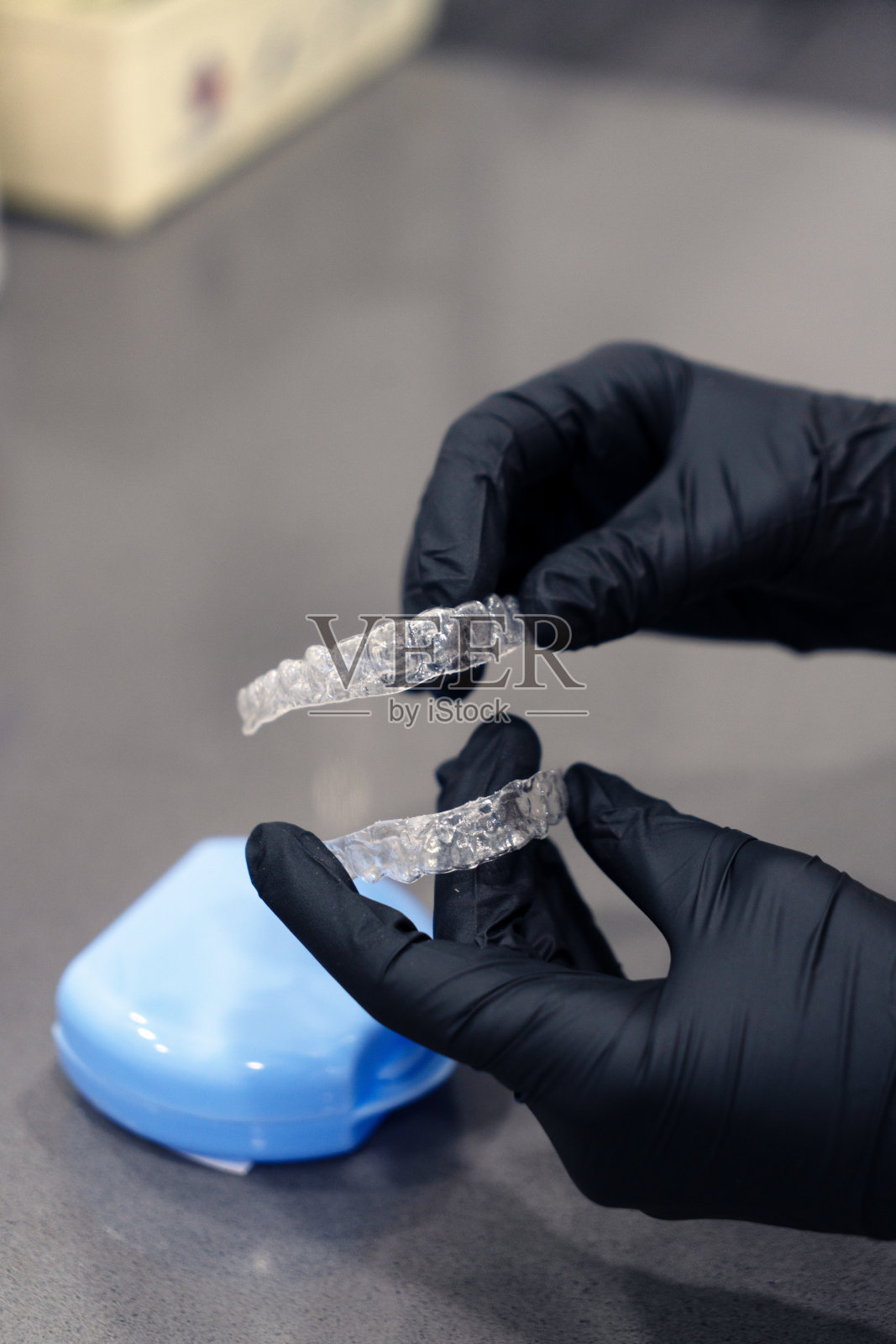 咬护照片摄影图片