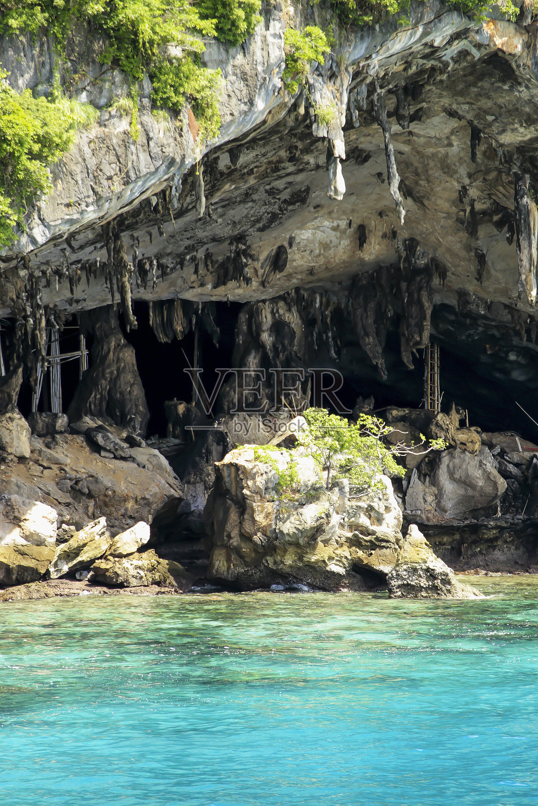 泰国奥攀牙海洋国家公园攀牙湾被侵蚀的过度生长的石灰岩，照片摄影图片