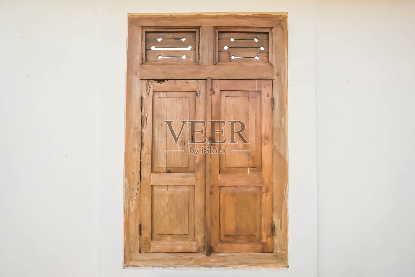 白色混凝土墙上有一扇关紧的爪哇木窗和百叶窗照片摄影图片