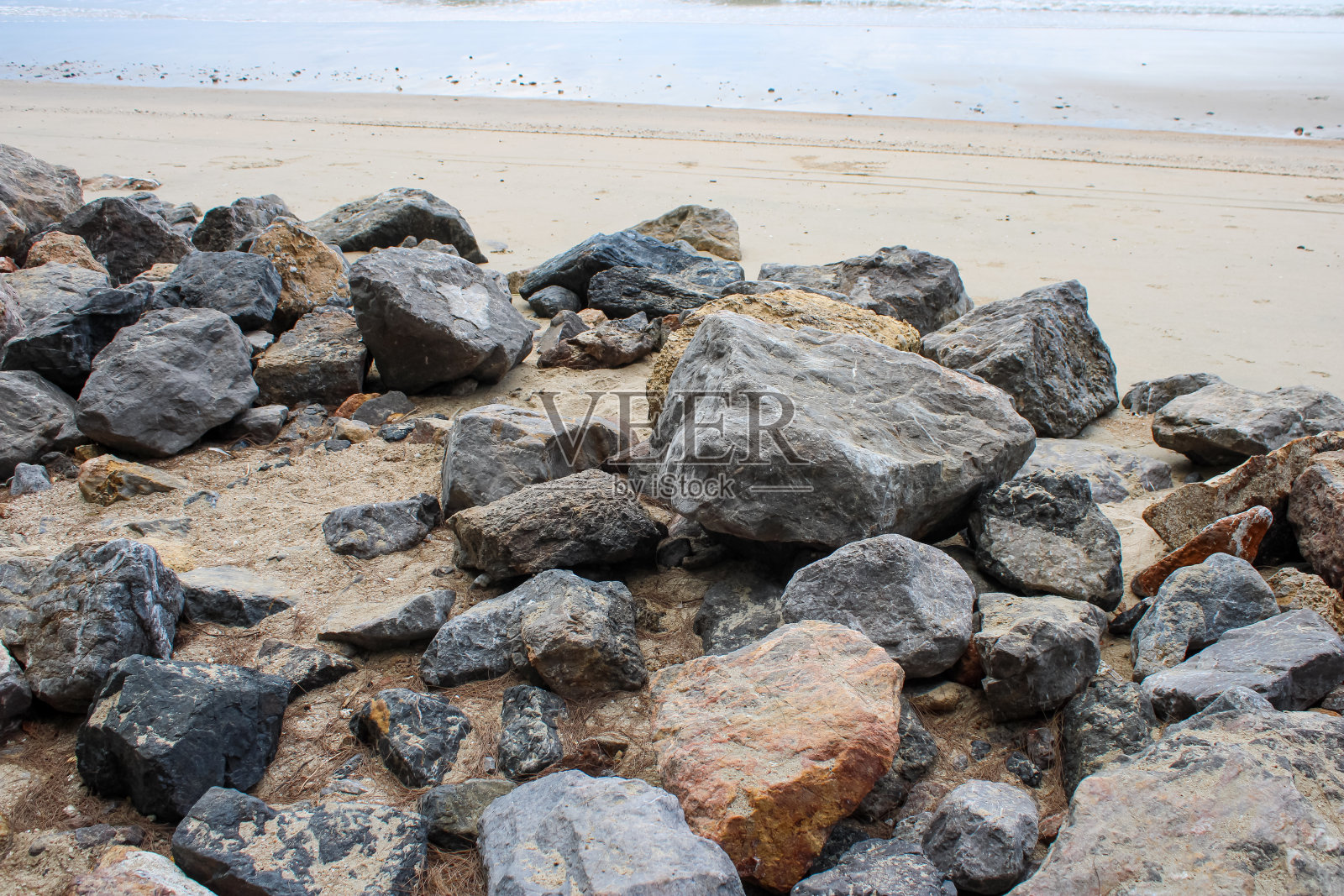 平静而美丽的大海。照片摄影图片