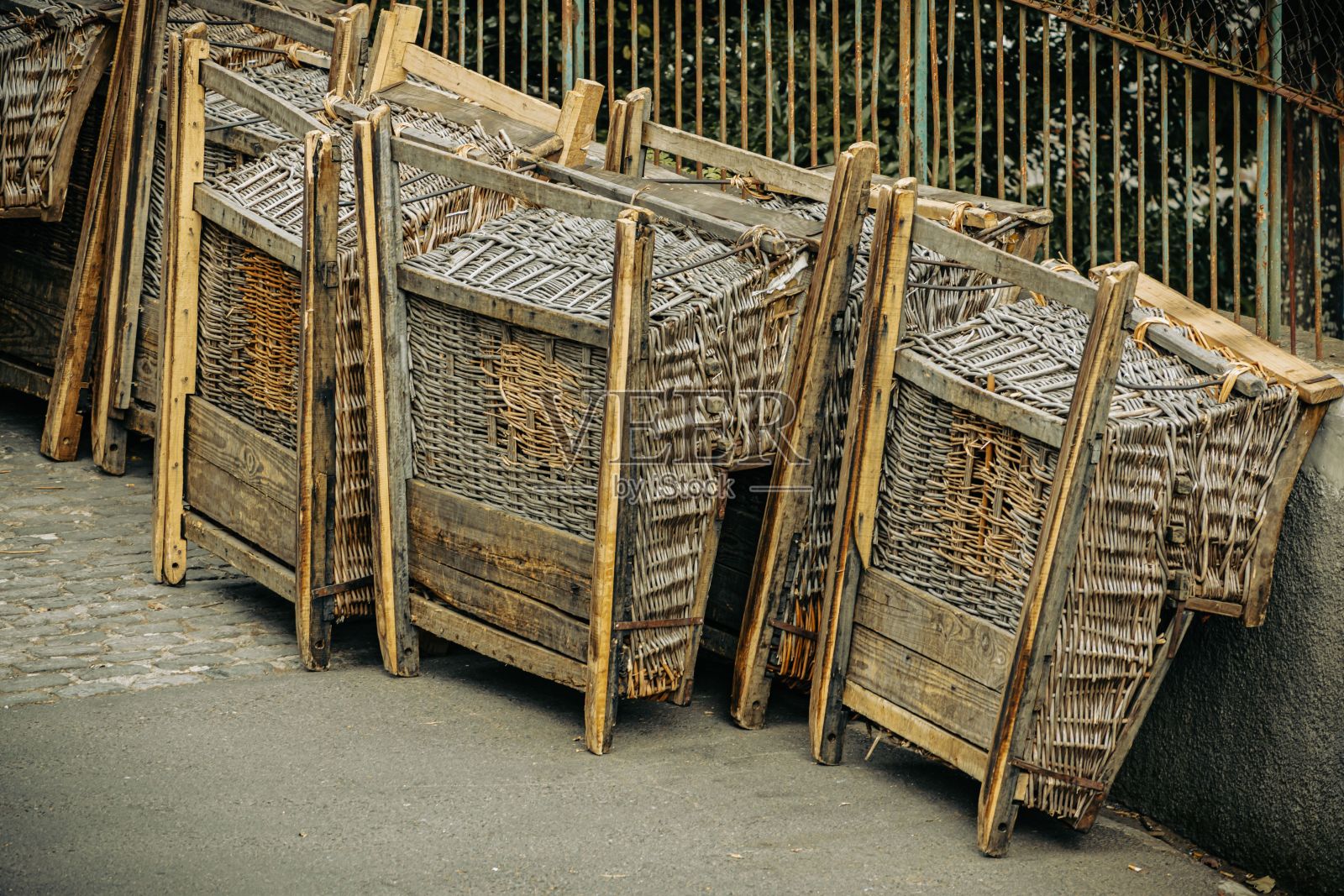 木椅在室外环境中摆放的木椅照片摄影图片
