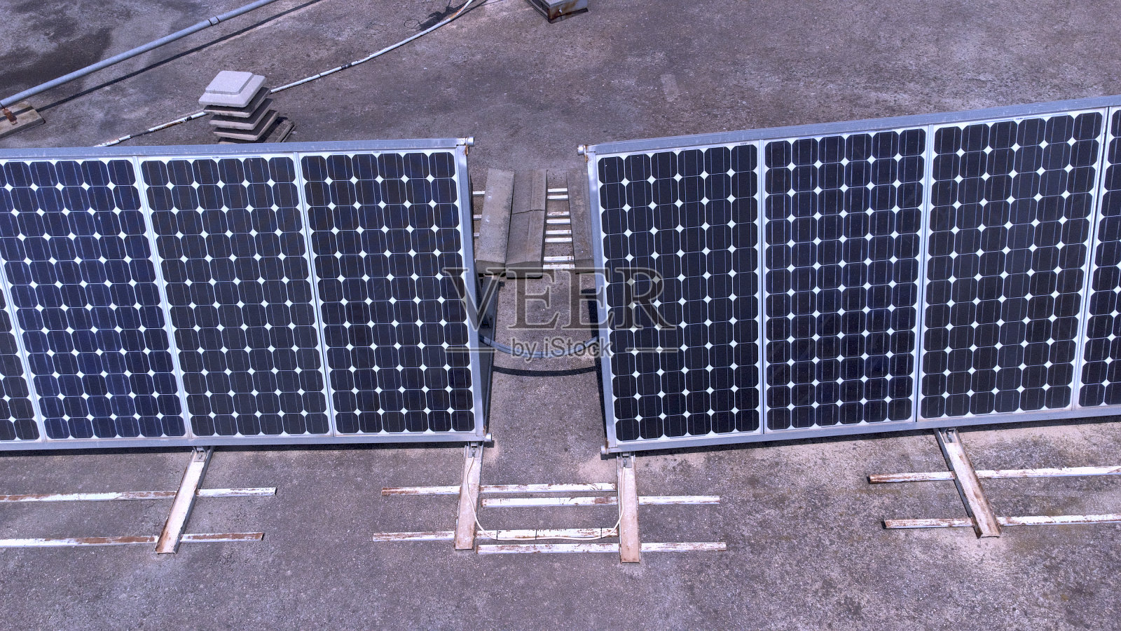 可持续农业区的两块太阳能电池板照片摄影图片