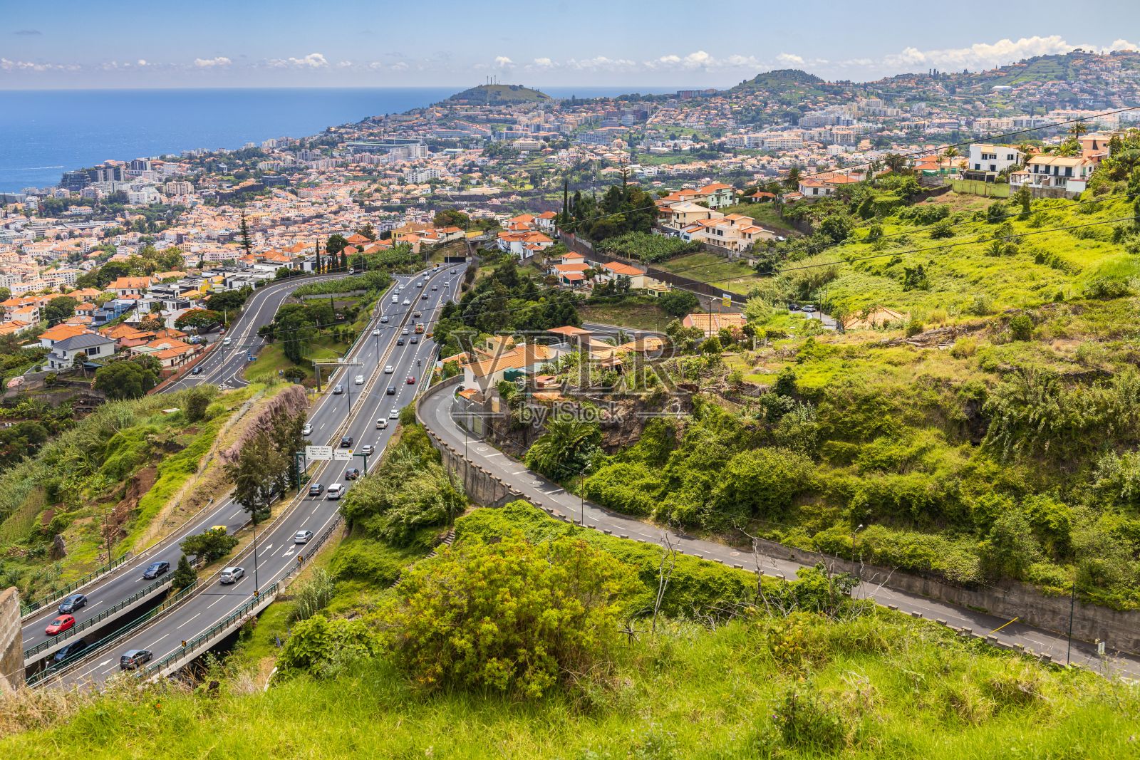 鸟瞰图的城市景观，特色的海湾和住宅区在阳光明媚的一天，马德拉岛照片摄影图片