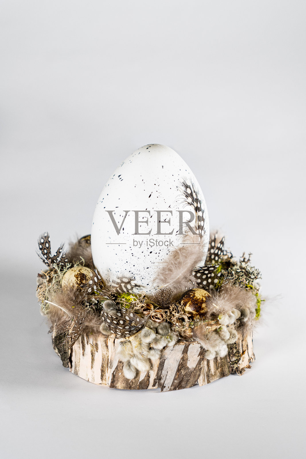 复活节花卉组成:复活节餐桌中心装饰花环，康乃馨，蜡花，鸡蛋和苔藓。照片摄影图片