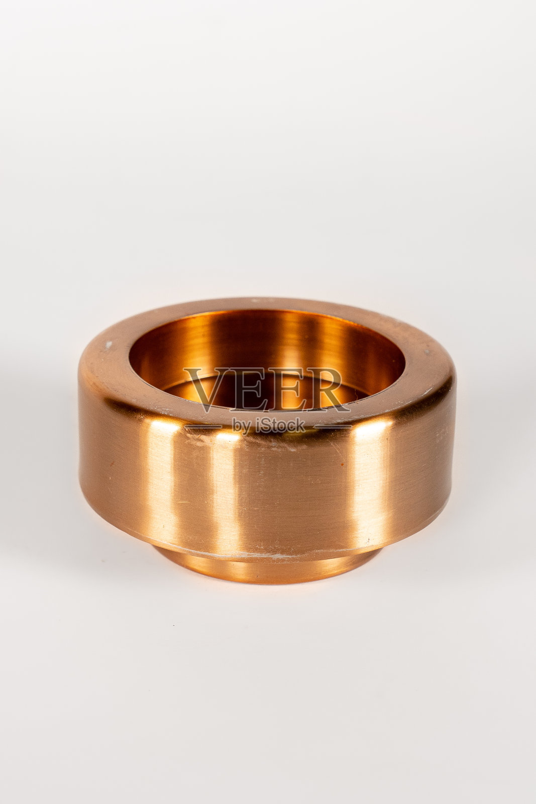 古董黄铜烛台的支柱蜡烛。孤立在白色之上。照片摄影图片