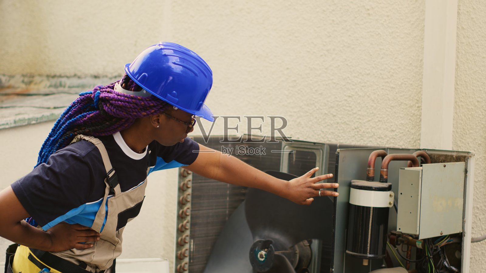 工人测试冷凝器鼓风机照片摄影图片