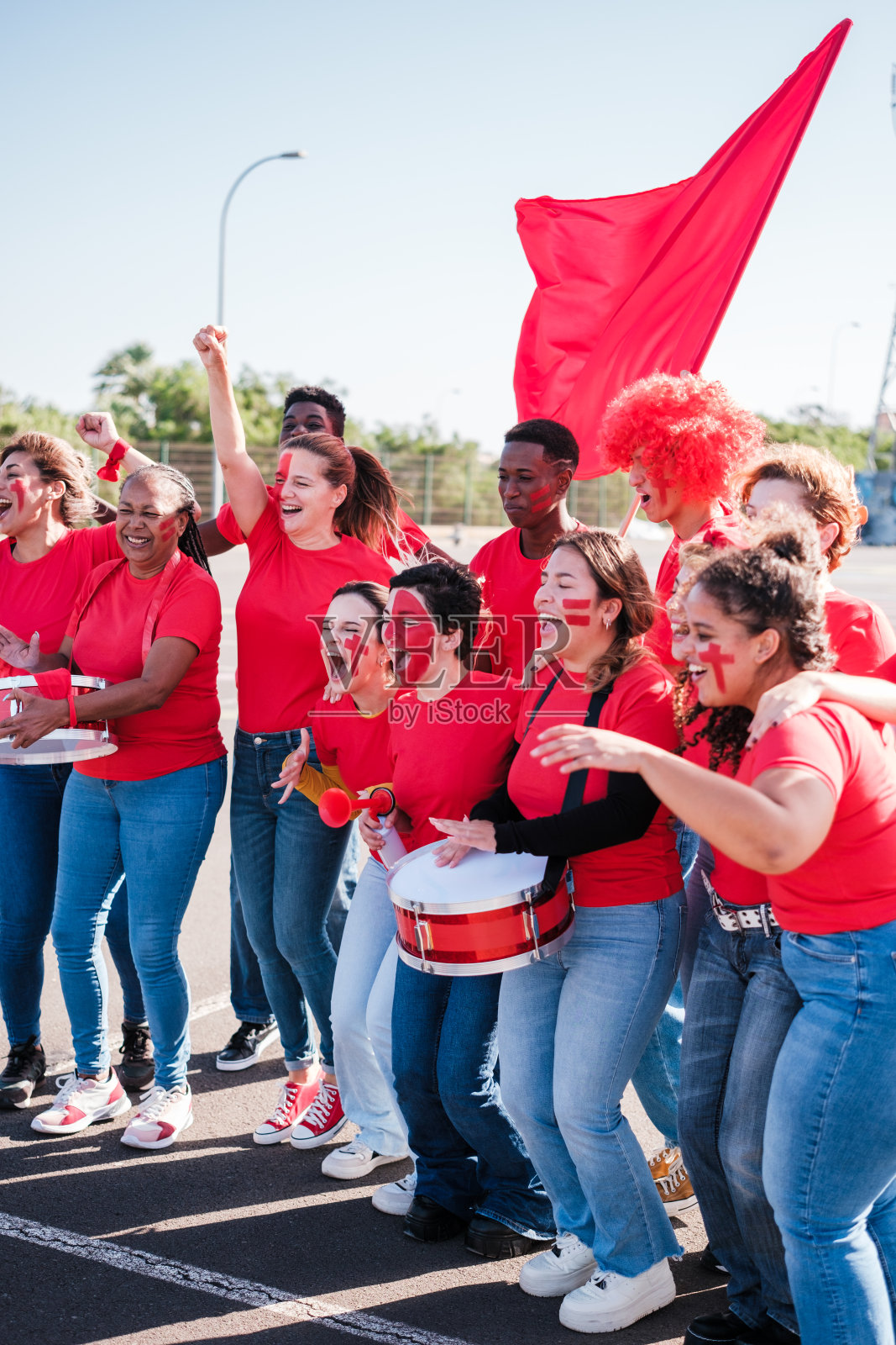 该队的球迷聚集在户外，让他们的球队团结起来，支持它照片摄影图片