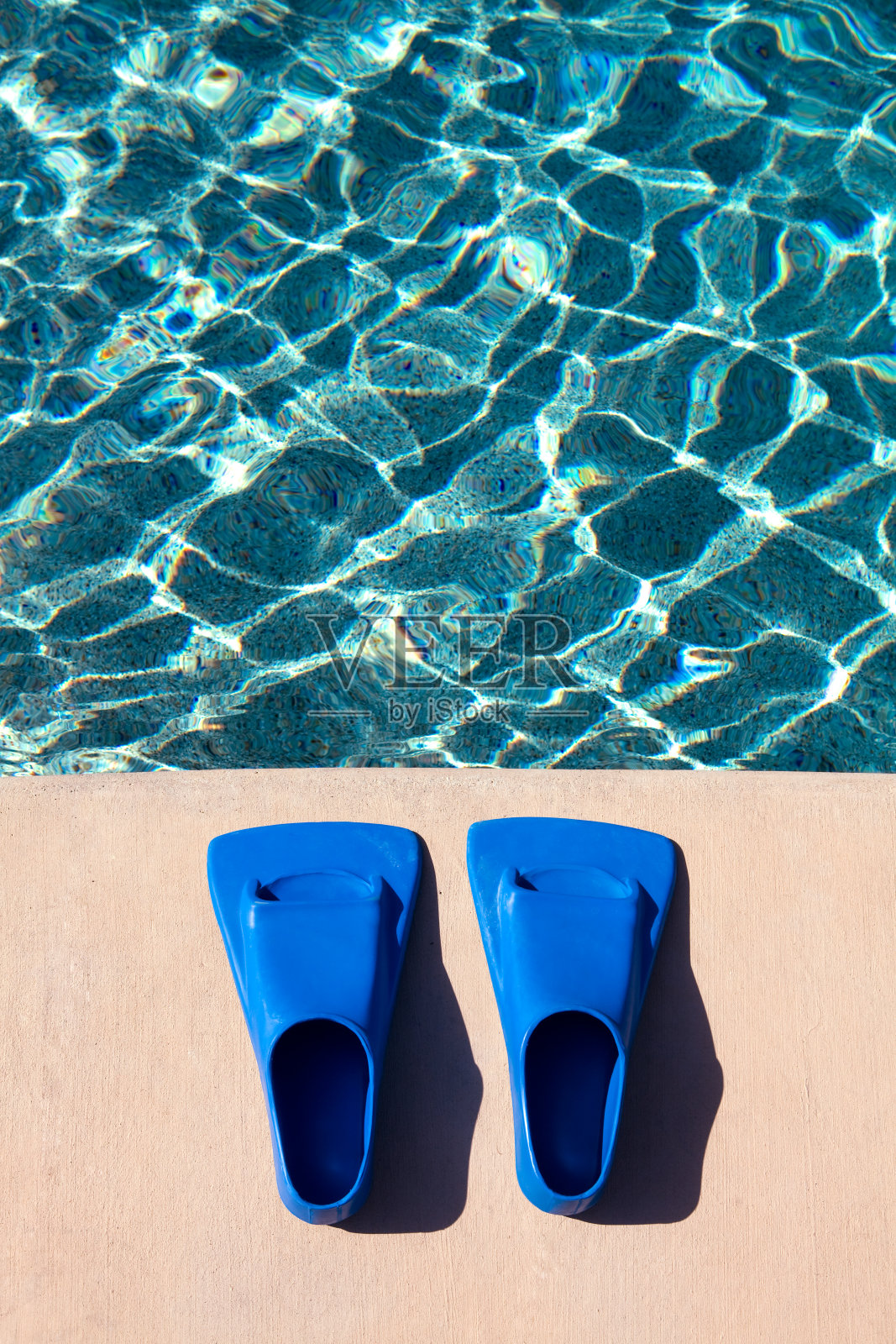 有游泳脚蹼的蓝色游泳池照片摄影图片