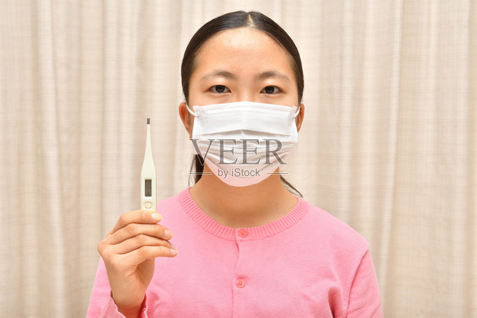 日本女孩戴口罩不生病照片摄影图片