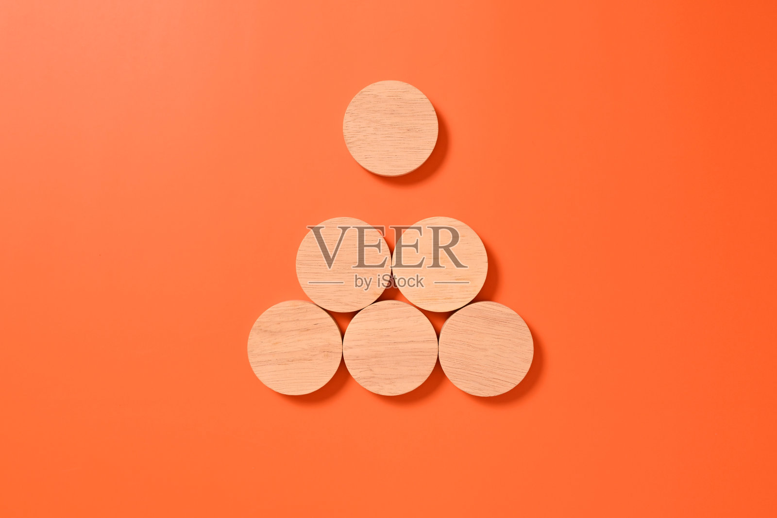 木制圆立方体在抽象背景上模拟商业概念，业务流程，复制空间，木块与文本或符号的复制空间，背景与复制空间照片摄影图片