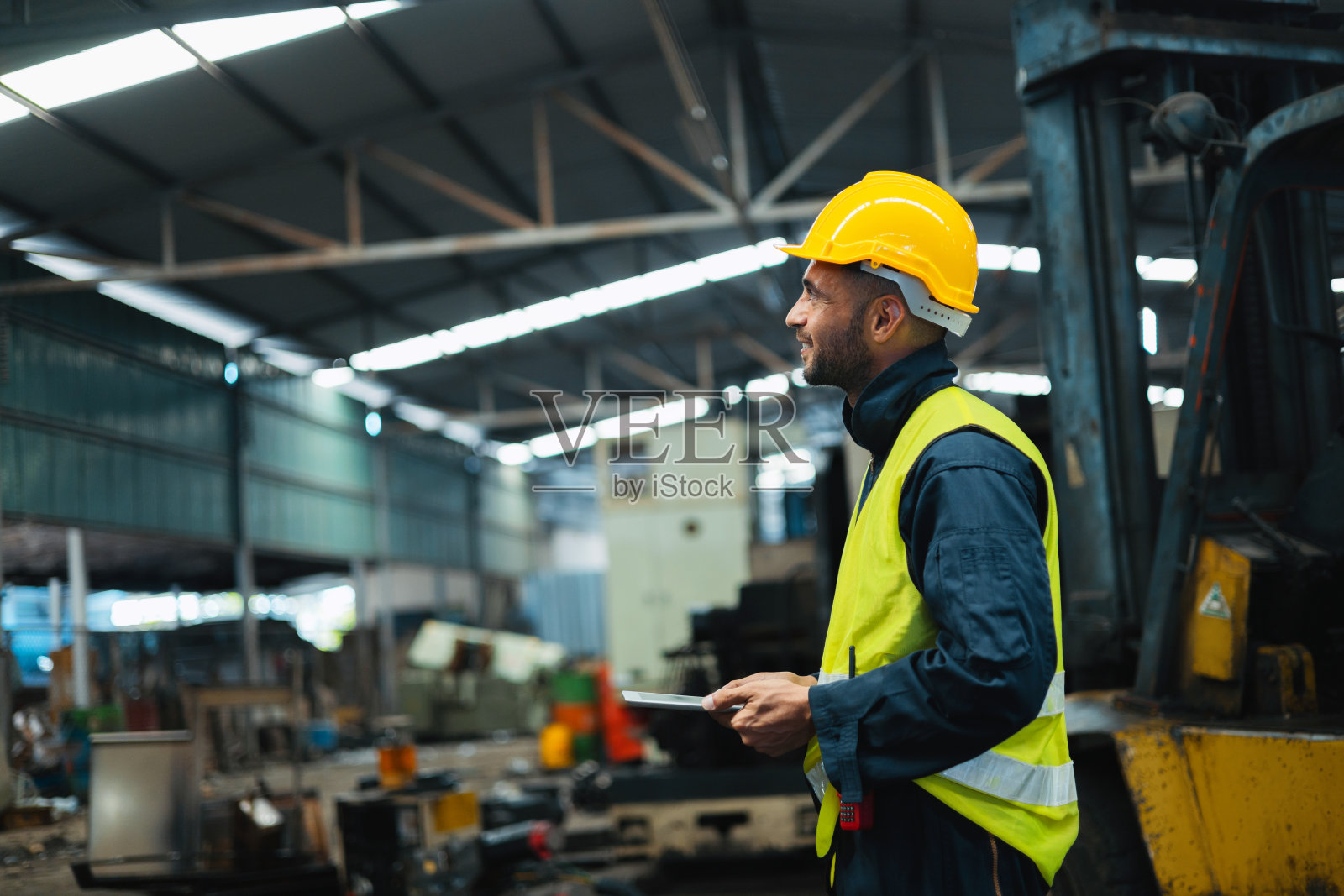 维修工程师用电脑检查系统。他们在工业工厂工作照片摄影图片