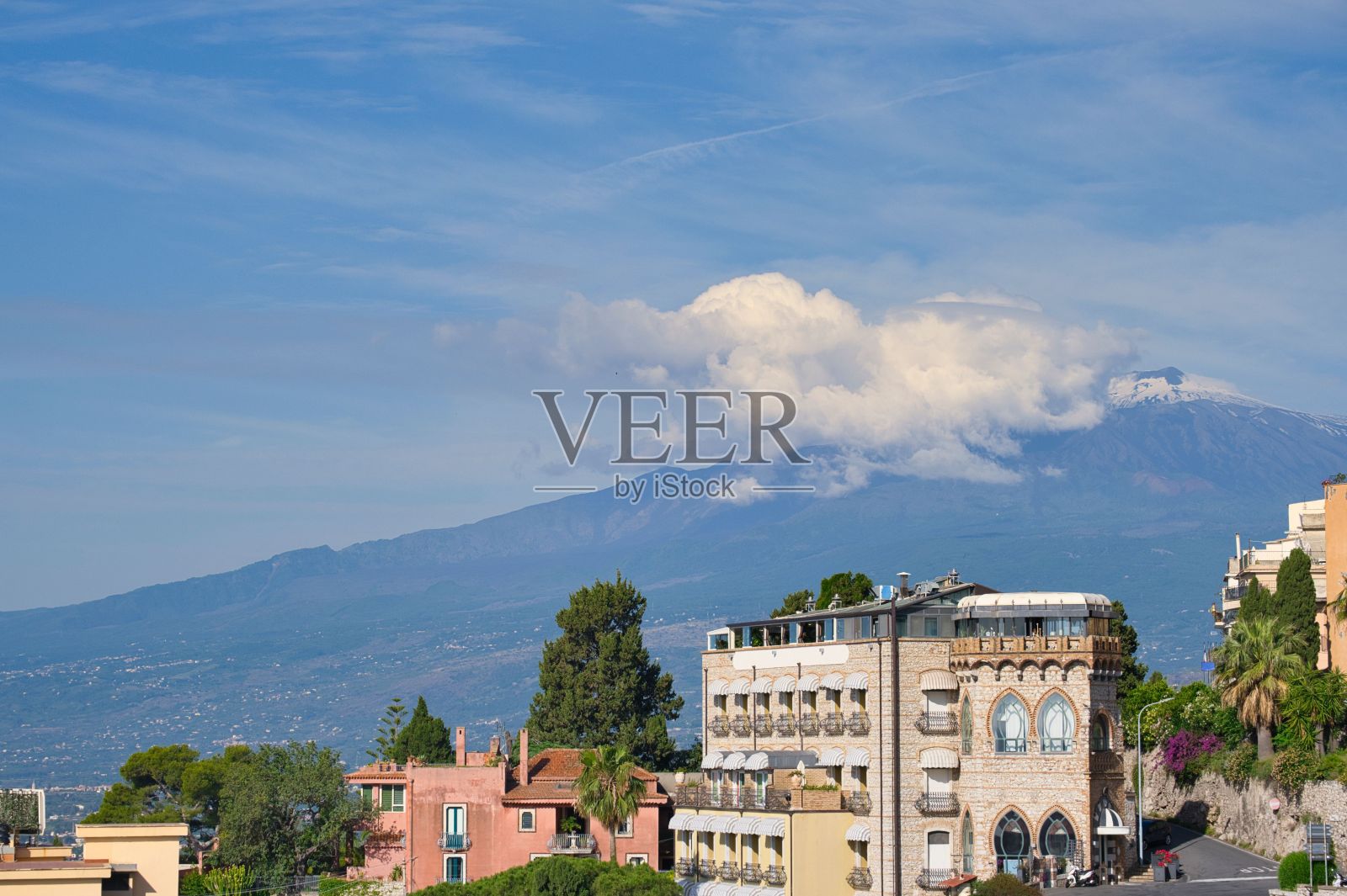 从西西里岛陶尔米纳眺望埃特纳火山，照片摄影图片