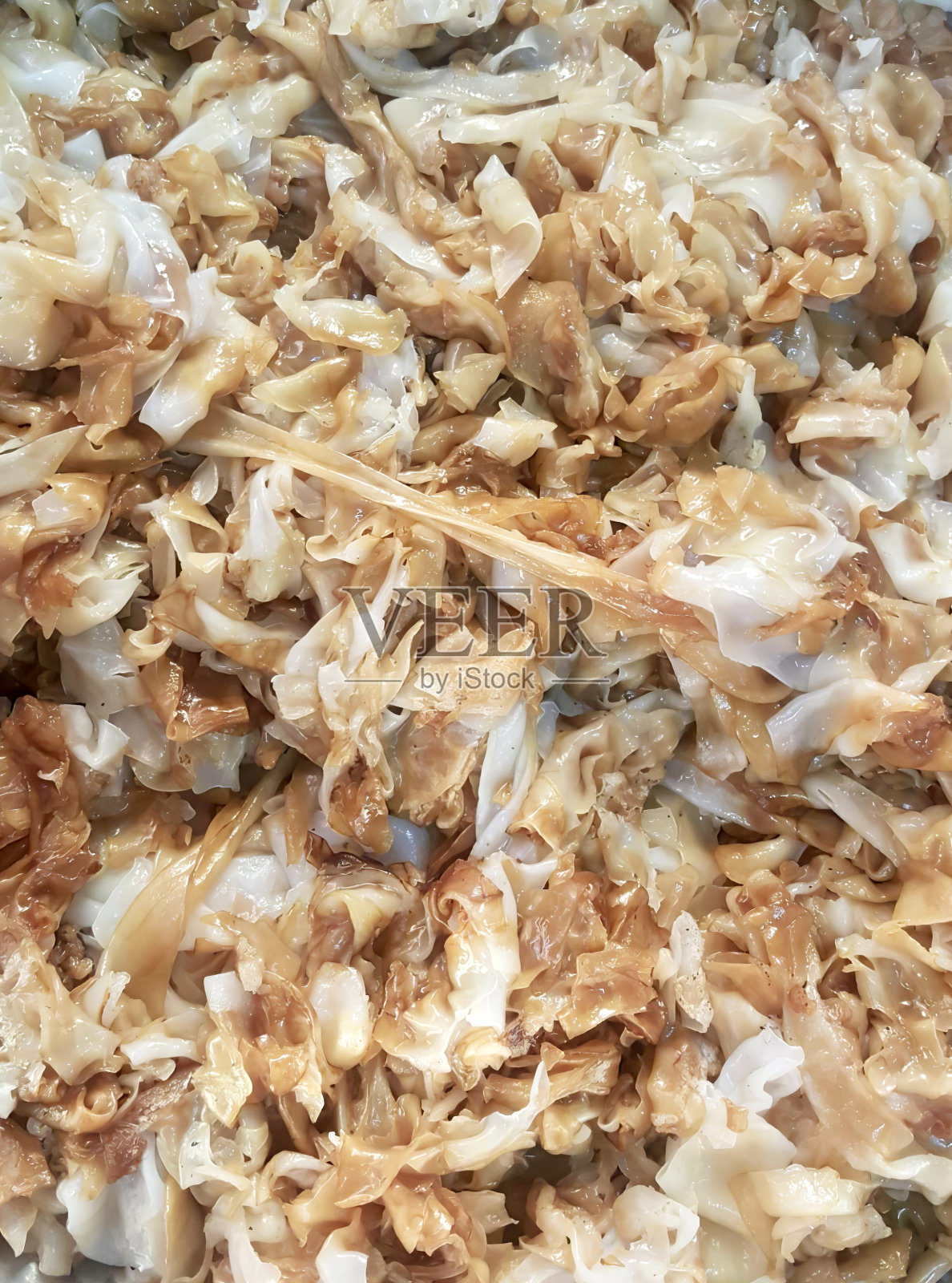 一张照片里有一碗食物和一个勺子，里面有一碗食物和一个勺子和一些米饭。照片摄影图片