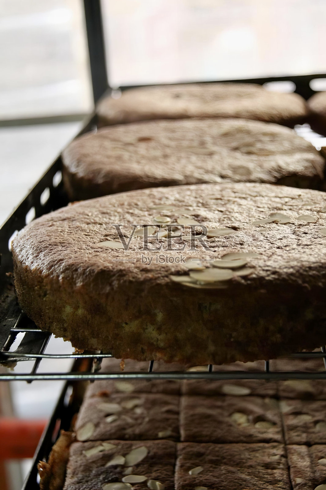 柜台上一架烘焙食品的照片，面包店的架子上有几个蛋糕。照片摄影图片