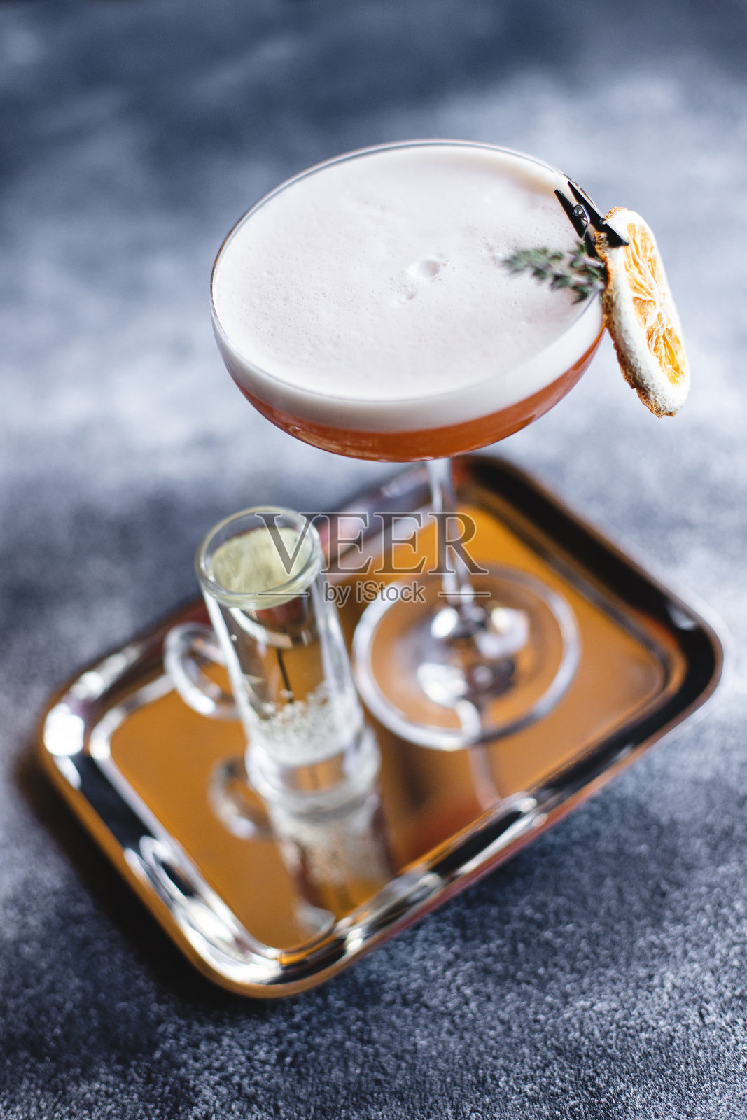 鸡尾酒。聚会喝酒。酒精饮料。照片摄影图片