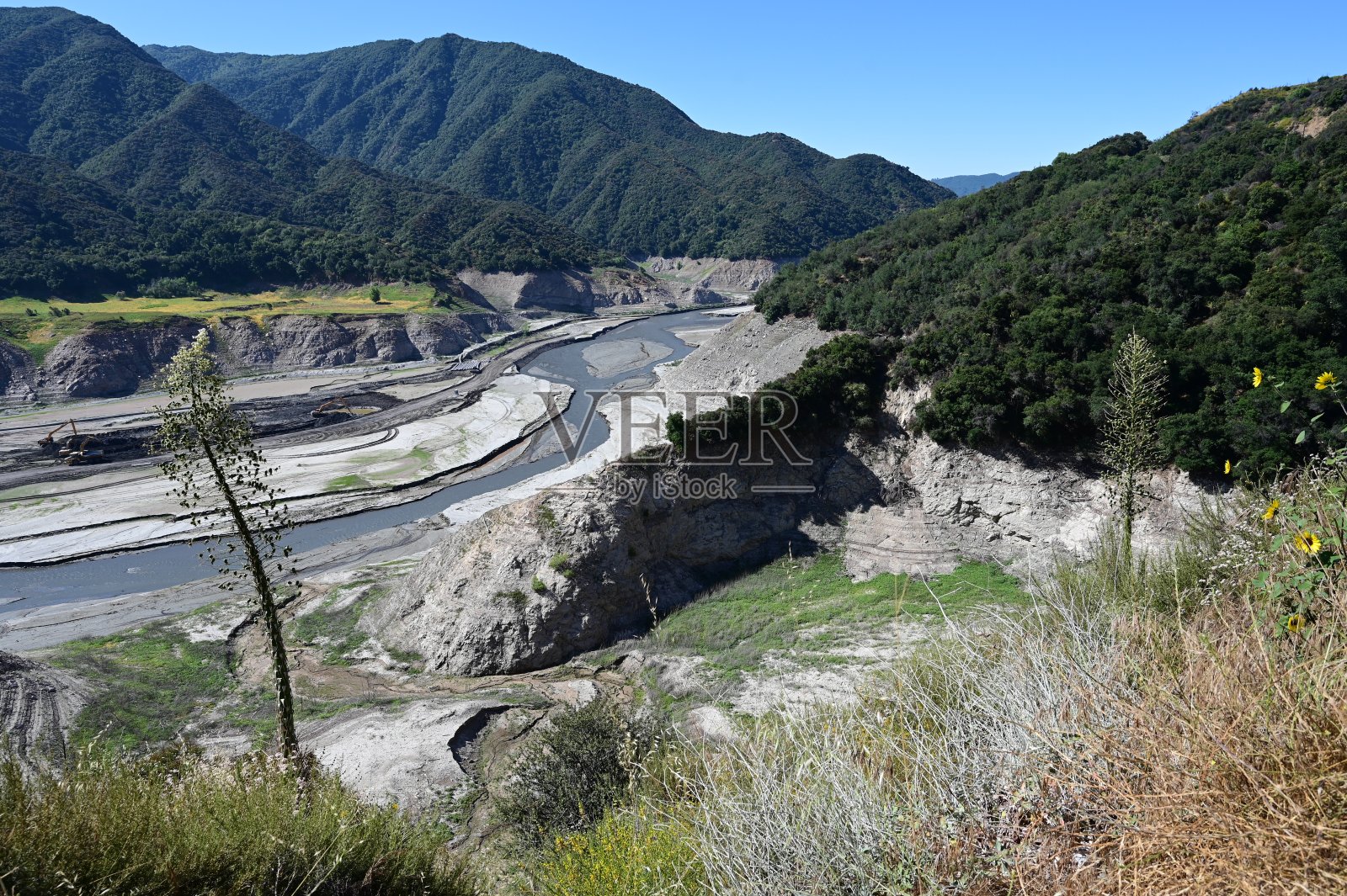 2004年，位于圣盖博山脉的圣盖博1号水库脱水，以便清除沉积物。照片摄影图片