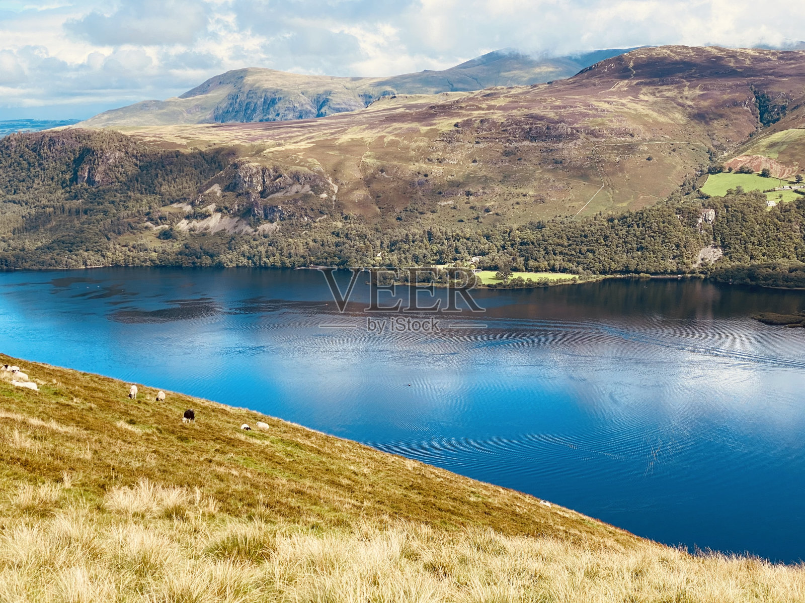 从坎布里亚郡的卡特贝尔山顶俯瞰德温特沃特湖照片摄影图片