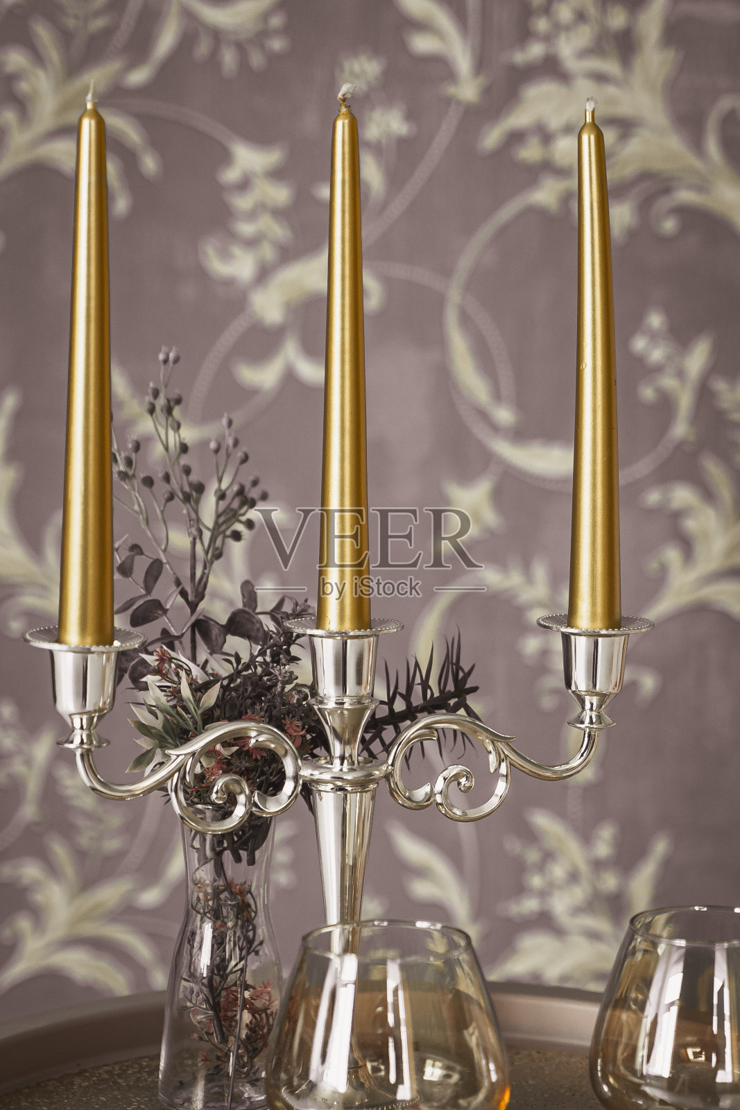 复古的蜡烛和酒杯放在托盘上，复古的家居装饰放在桌子上，色调柔和照片摄影图片