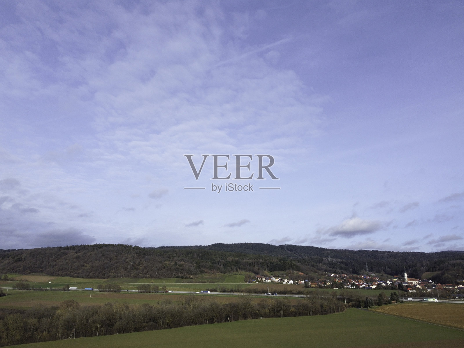 蔚蓝天空中的平流层积云是天气的信使照片摄影图片