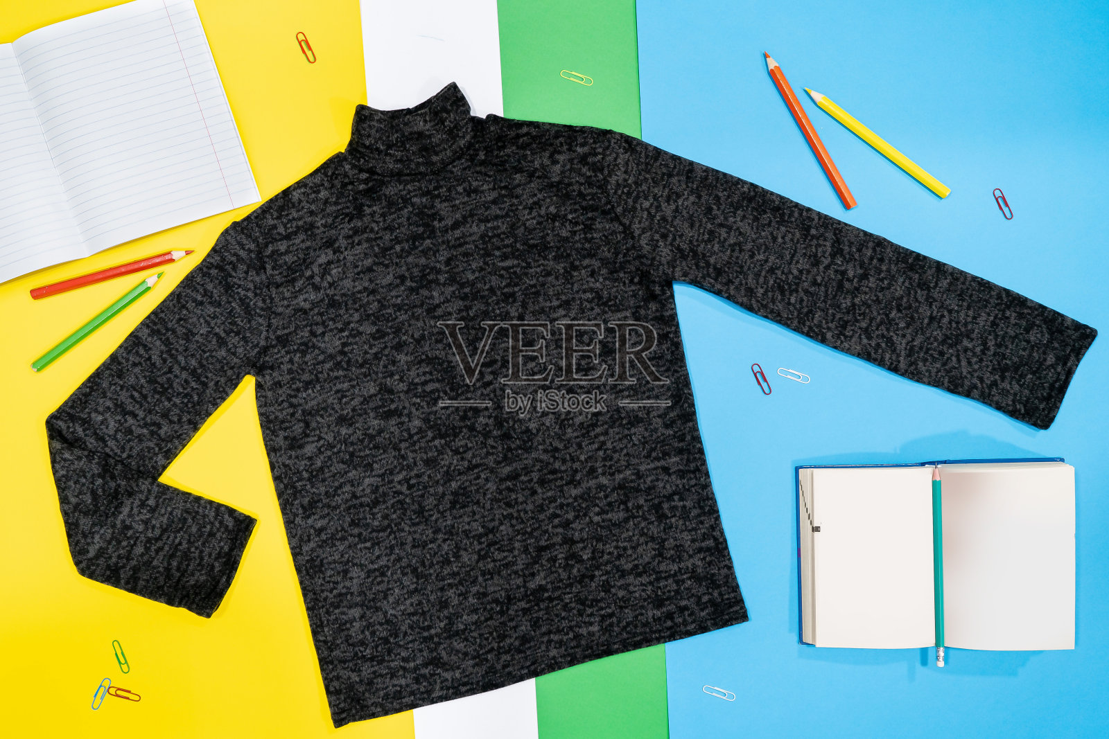 黑色海军蓝长袖男孩运动衫设计，平面素描，前后视图照片摄影图片