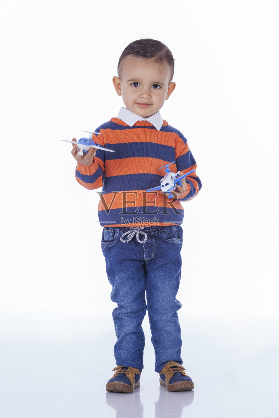 一个拉丁男孩在照相馆里看着镜头照片摄影图片