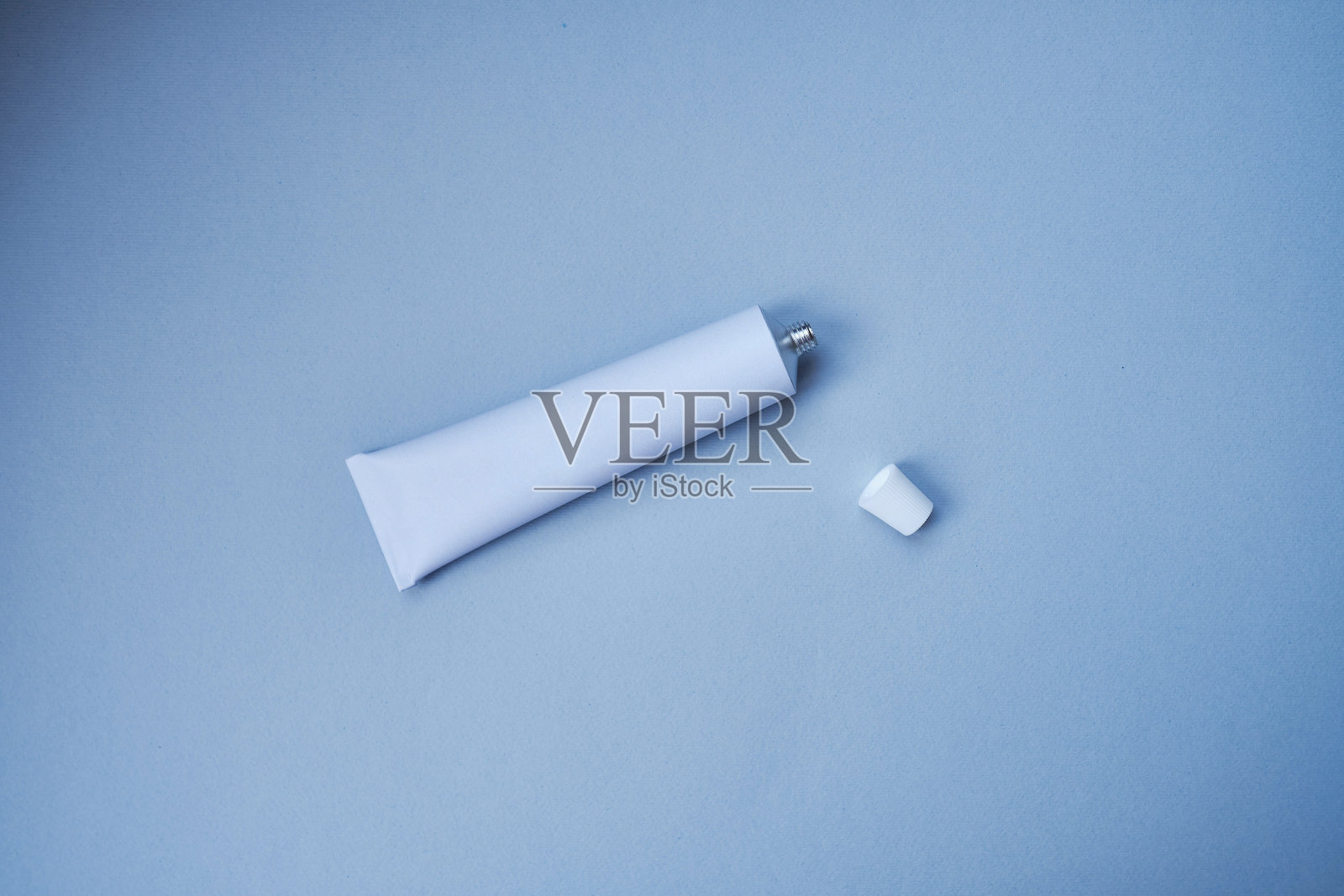 时尚的金属管，用于药品或化妆品品牌-面霜，凝胶，护肤品，牙膏。彩色背景化妆品瓶容器。极简主义照片摄影图片