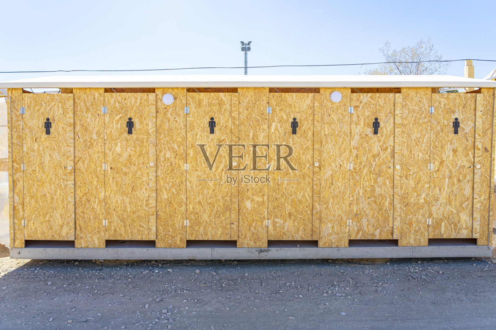 公共厕所由可回收的刨花板制成，供男性、女性和残疾人使用。为了世界青年日，在屋外洗手的水槽照片摄影图片