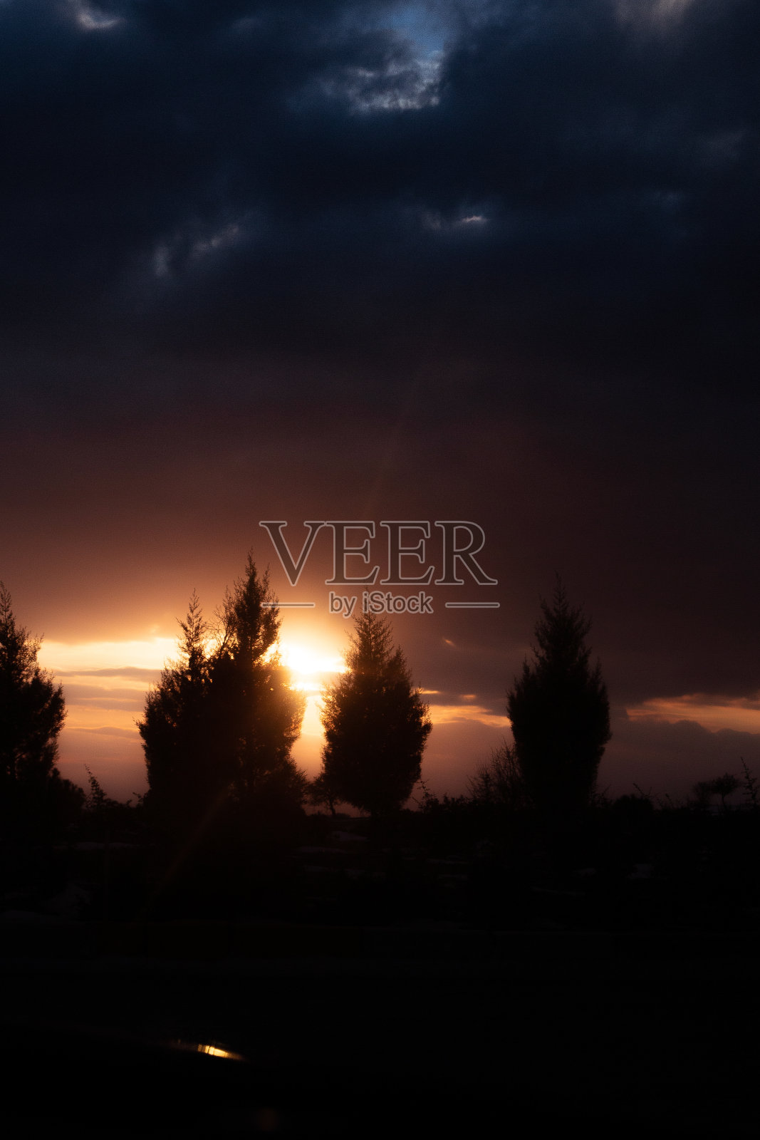 戏剧性的日落。照片摄影图片