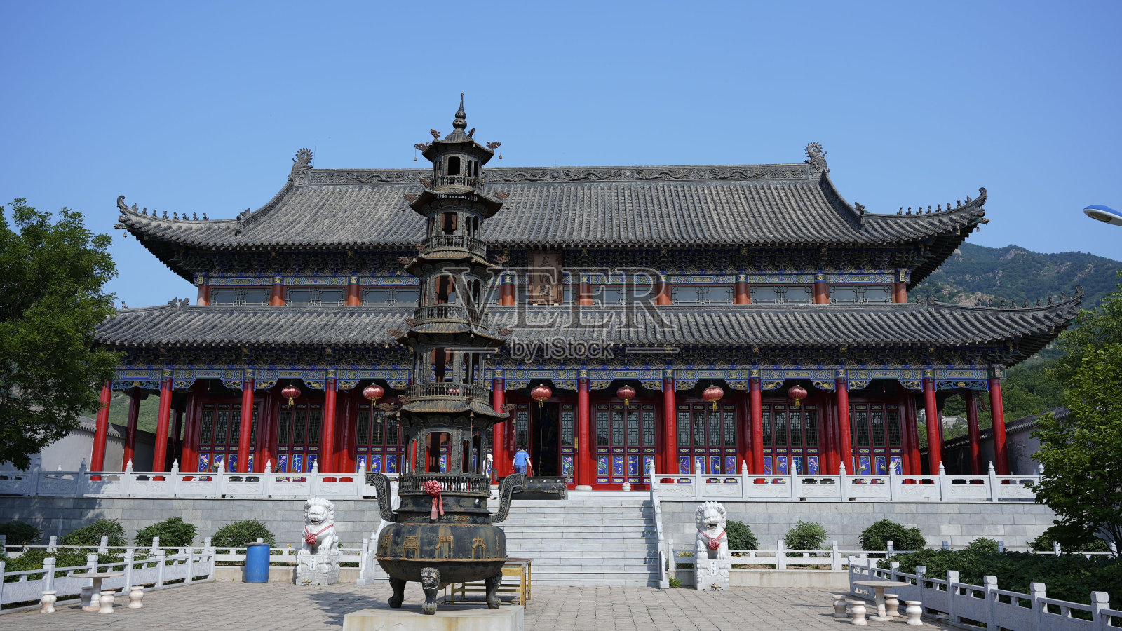 巨大的红色东方建筑装饰着复杂的装饰和窗户上的标志照片摄影图片