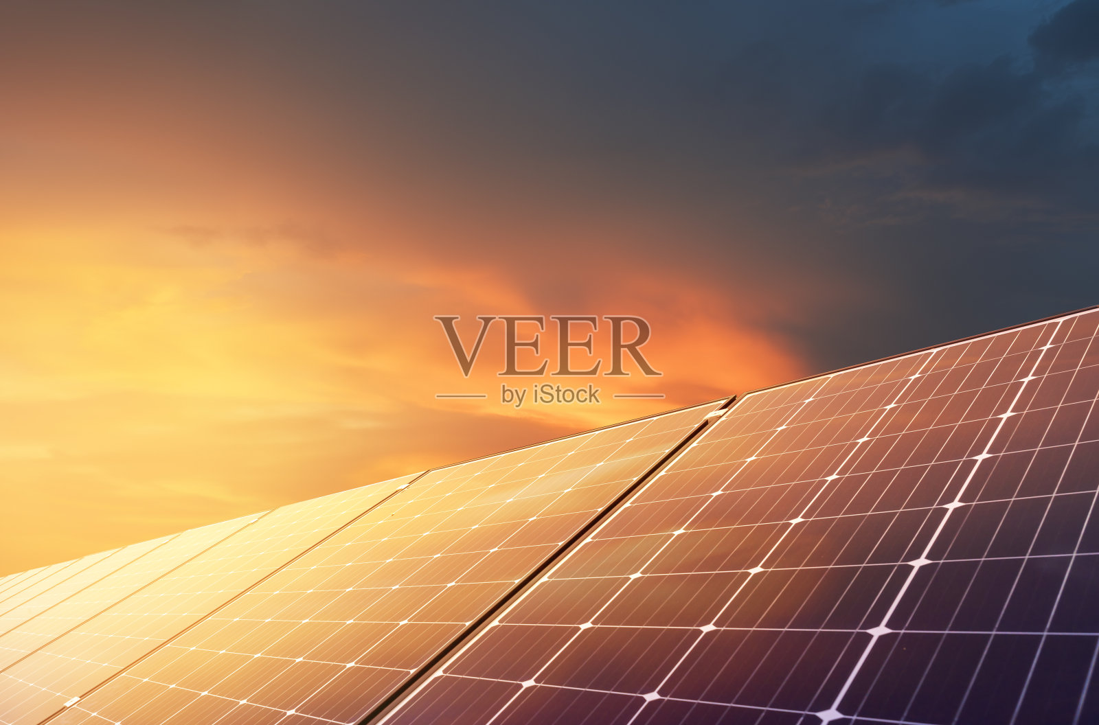 太阳能电池板在日落，太阳能和清洁的环境。三维渲染照片摄影图片