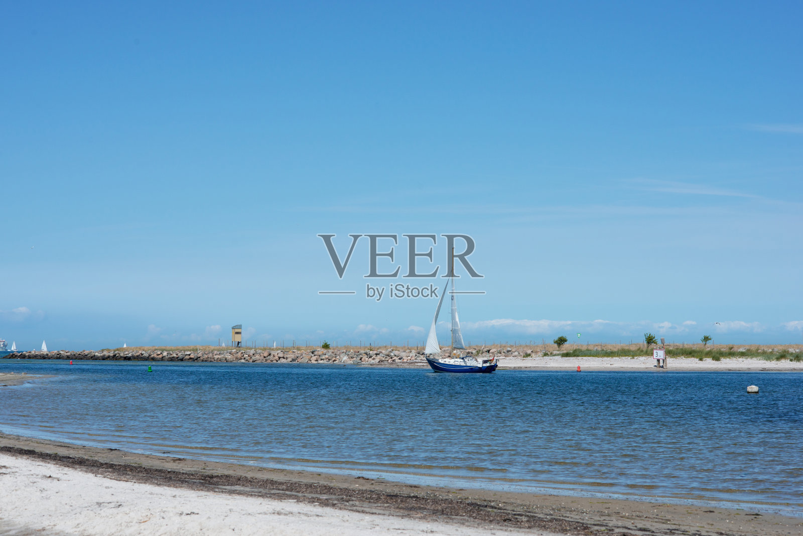 德国北部波罗的海海岸线上有帆船照片摄影图片