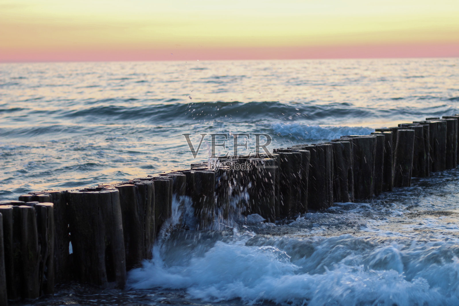 Brandung在Sonnenuntergang和der Ostsee照片摄影图片