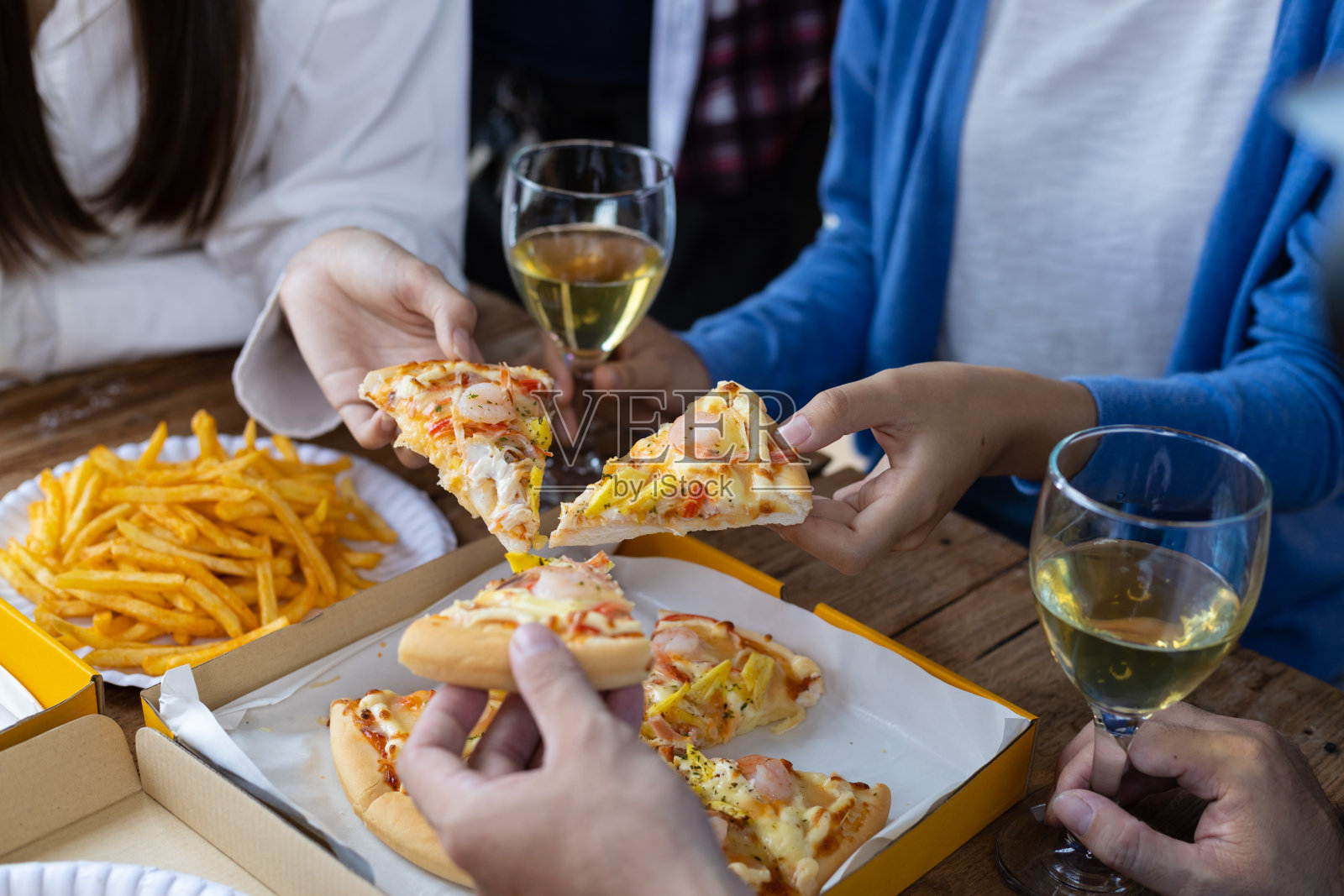 长时间的会议后，他们在家里办公室开派对，吃着披萨，玩得很开心。休闲，饮食，人和假期。照片摄影图片