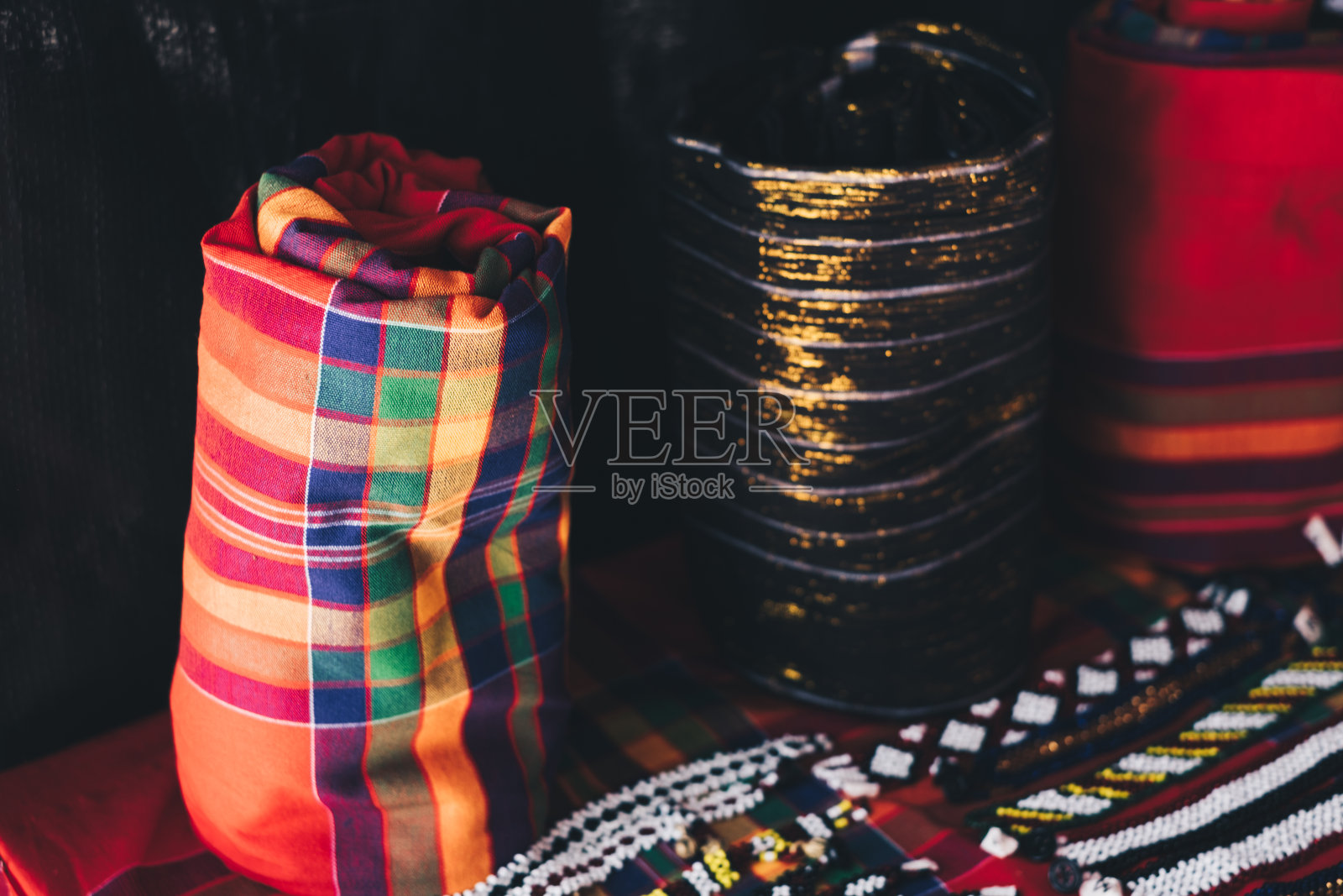 传统颜色和红色格子图案的手工编织T'boli malalong“筒裙”竖卷照片摄影图片