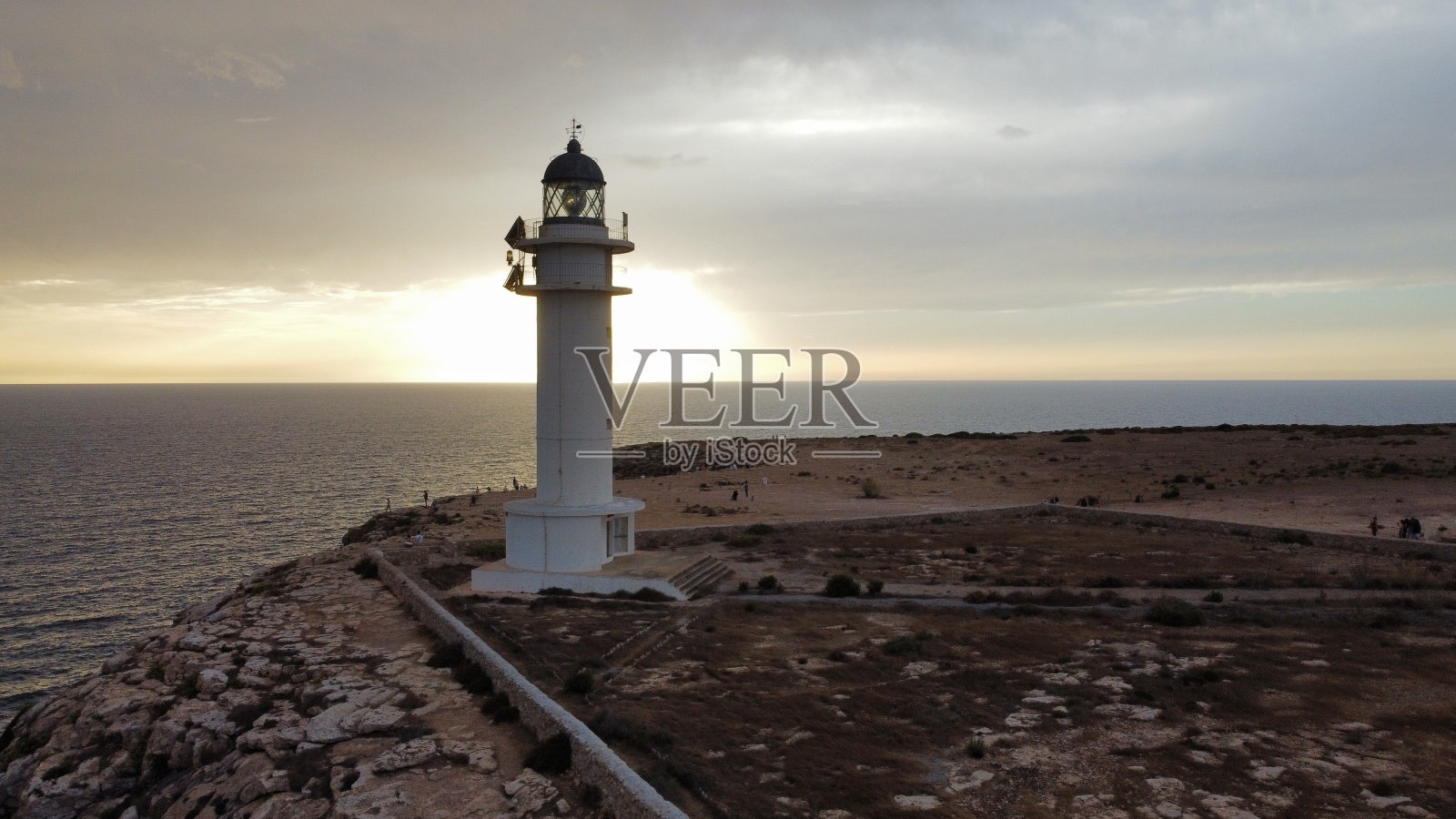 夕阳在巴巴利亚角灯塔，福门特拉岛照片摄影图片