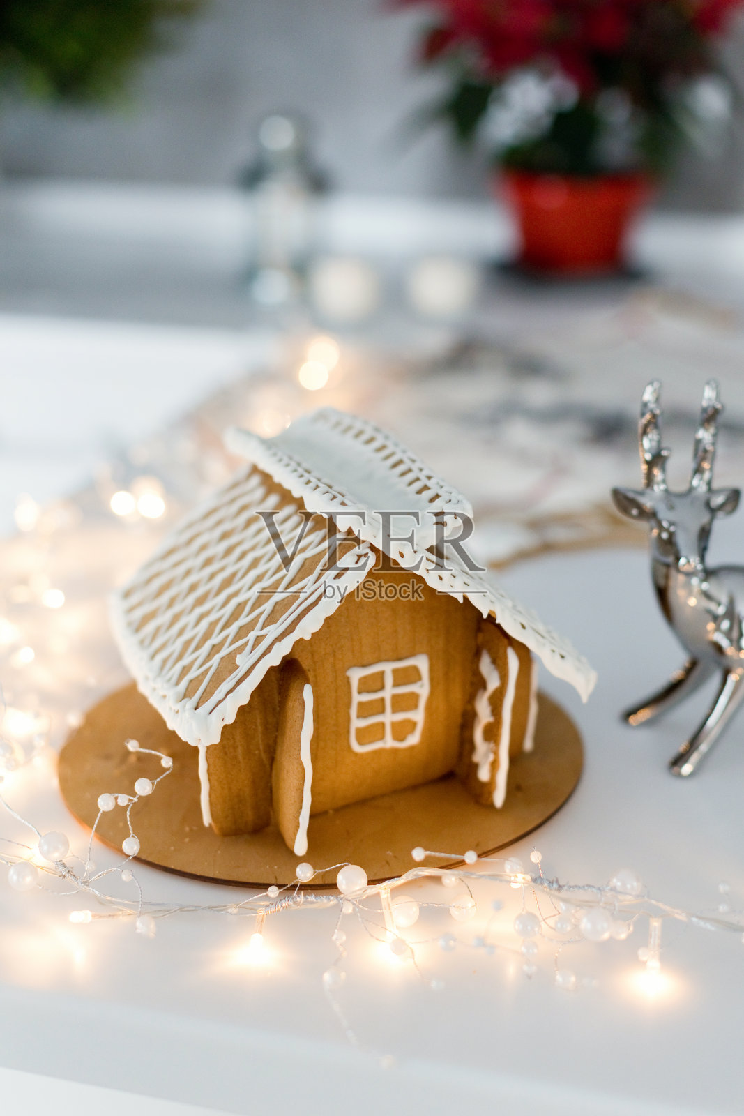 圣诞姜饼屋和烤饼干照片摄影图片