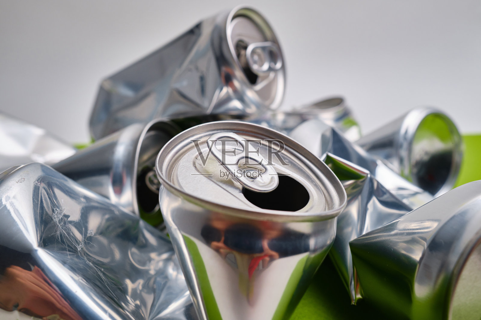 揉皱的空苏打水或空啤酒孤立的背景。粉碎的垃圾照片摄影图片