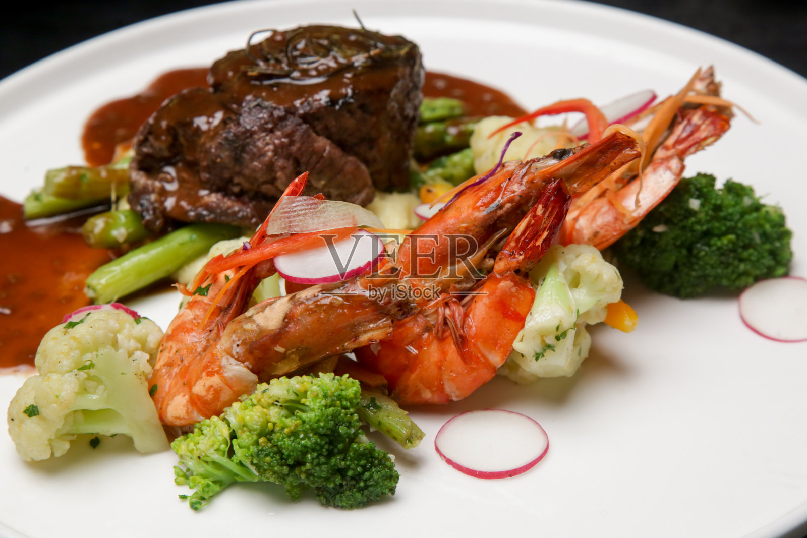 牛排和虾配土豆泥和蔬菜上餐馆的桌子。精致的菜品，创意的餐厅用餐理念照片摄影图片
