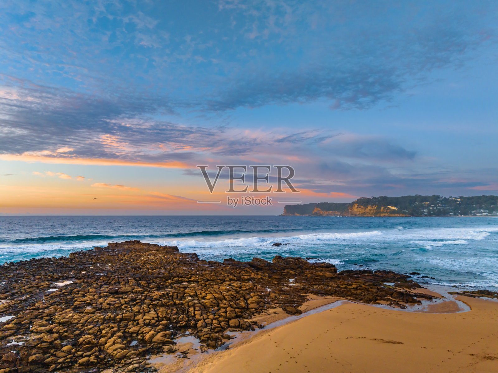 海洋日出与岩石平台和云照片摄影图片