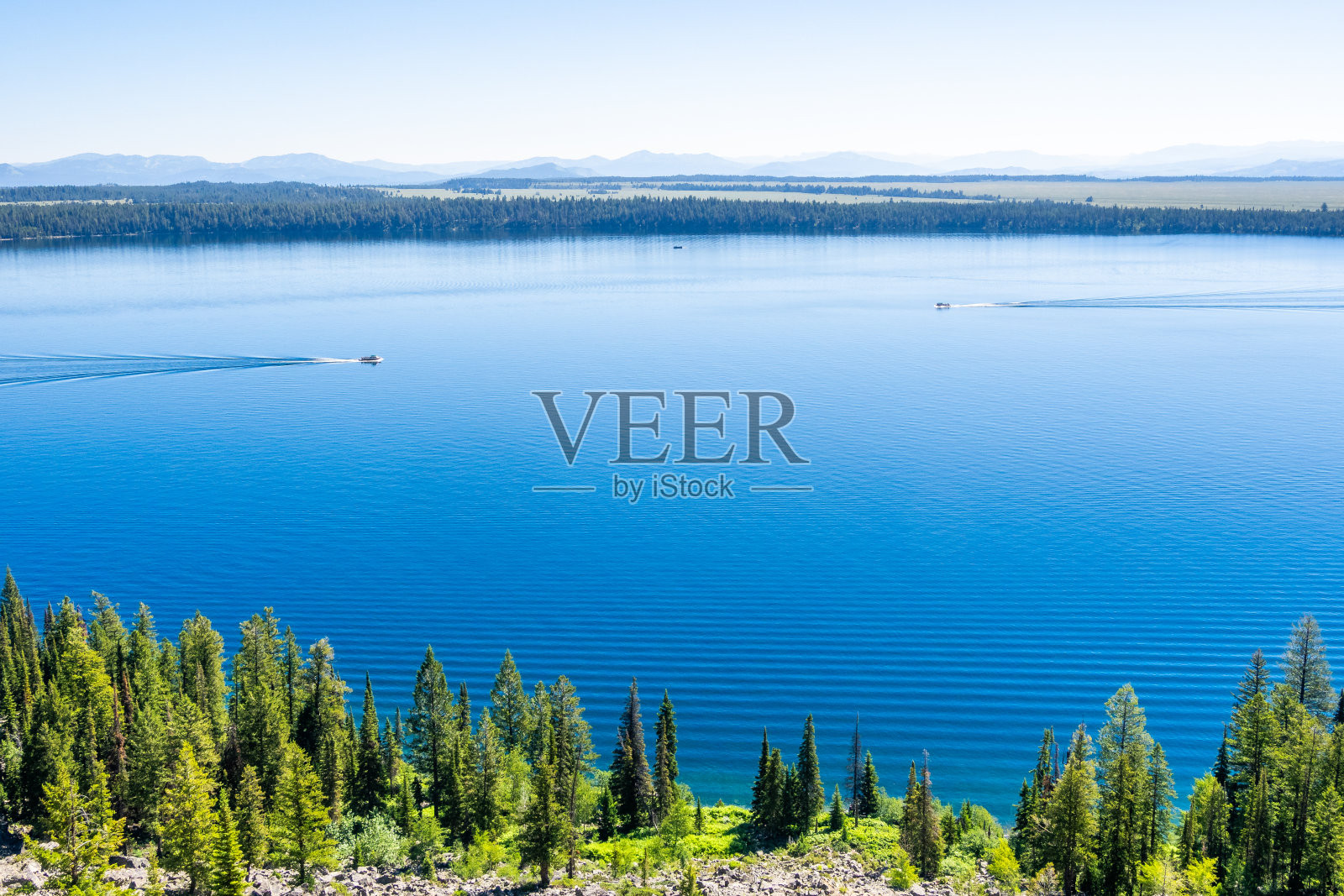 游客穿梭于怀俄明州大提顿国家公园的珍妮湖照片摄影图片