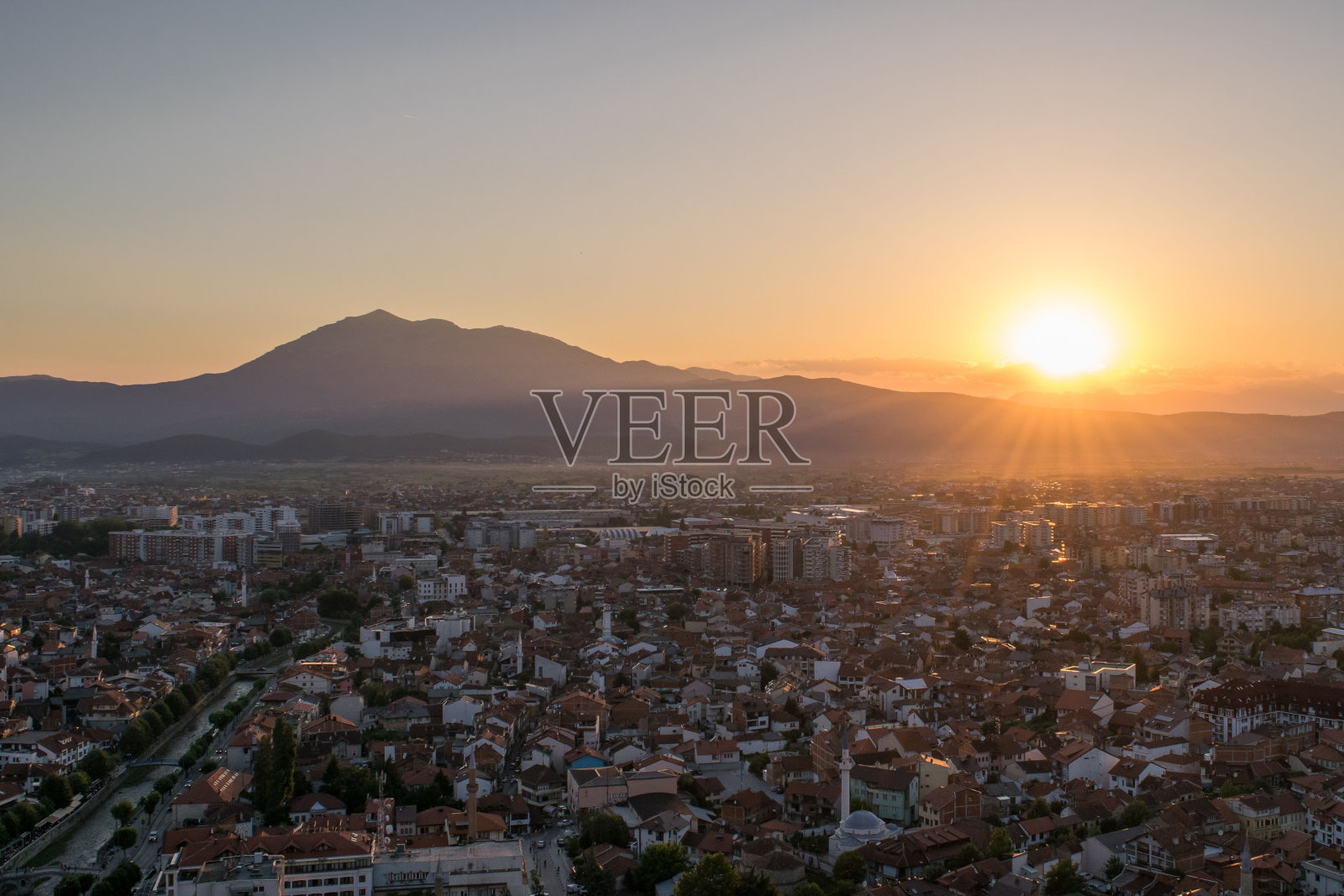 科索沃普里兹伦市在夏日日落时的高架城市景观。照片摄影图片