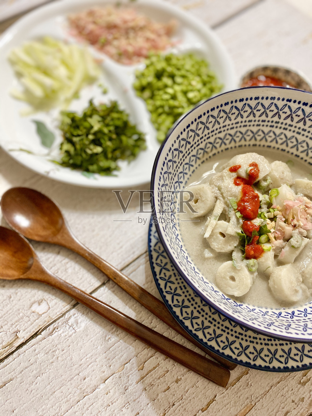 叻沙或鱼肉汤粿条照片摄影图片