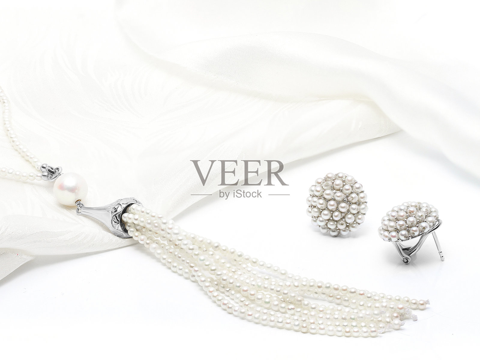 优雅的珠宝套装。镶有宝石的珠宝。首饰配件拼贴。产品静物概念。戒指、项链和耳环。照片摄影图片