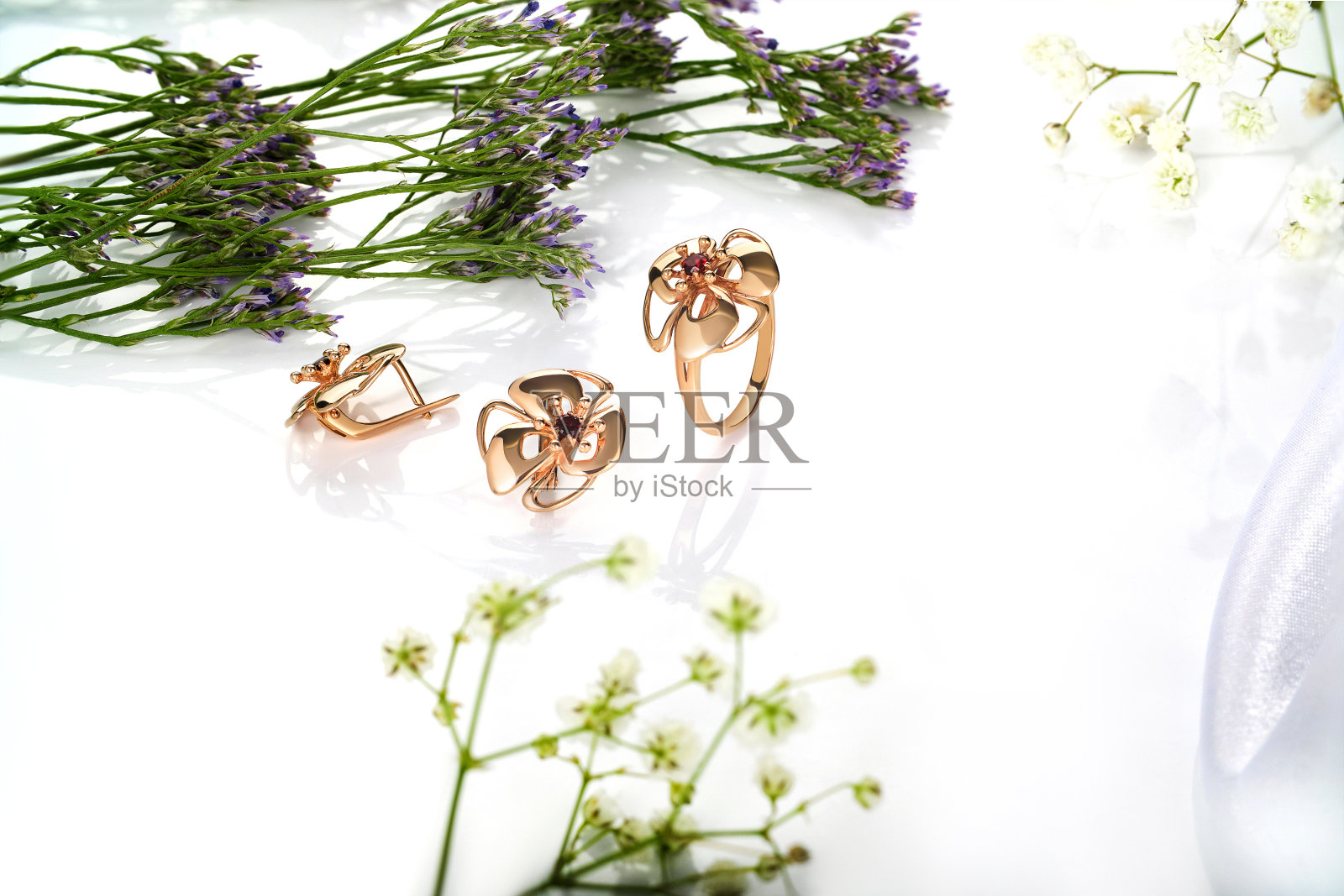 优雅的珠宝套装。镶有宝石的珠宝。首饰配件拼贴。产品静物概念。戒指、项链和耳环。照片摄影图片