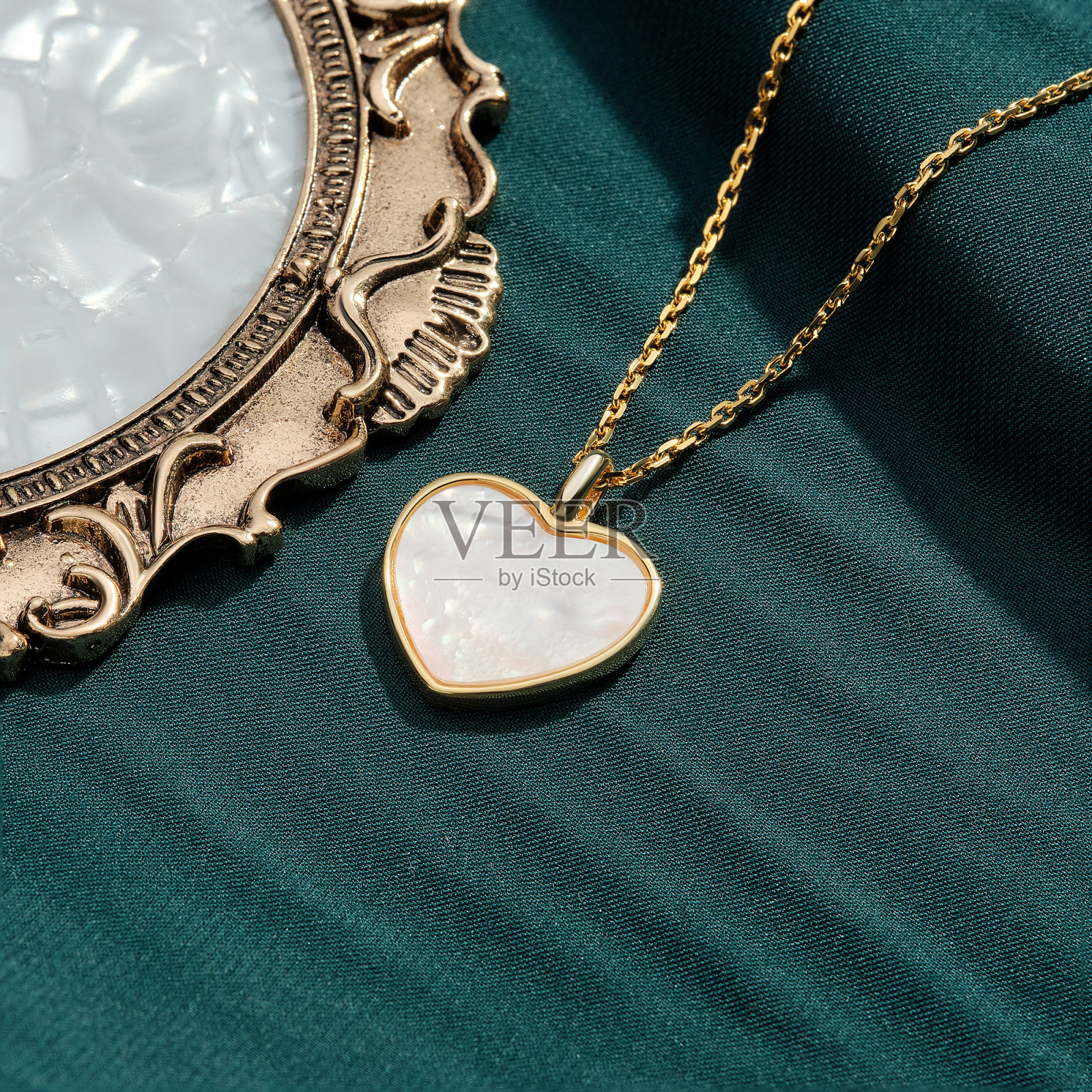 优雅的珠宝套装。镶有宝石的珠宝。首饰配件拼贴。产品静物概念。戒指、项链和耳环。照片摄影图片