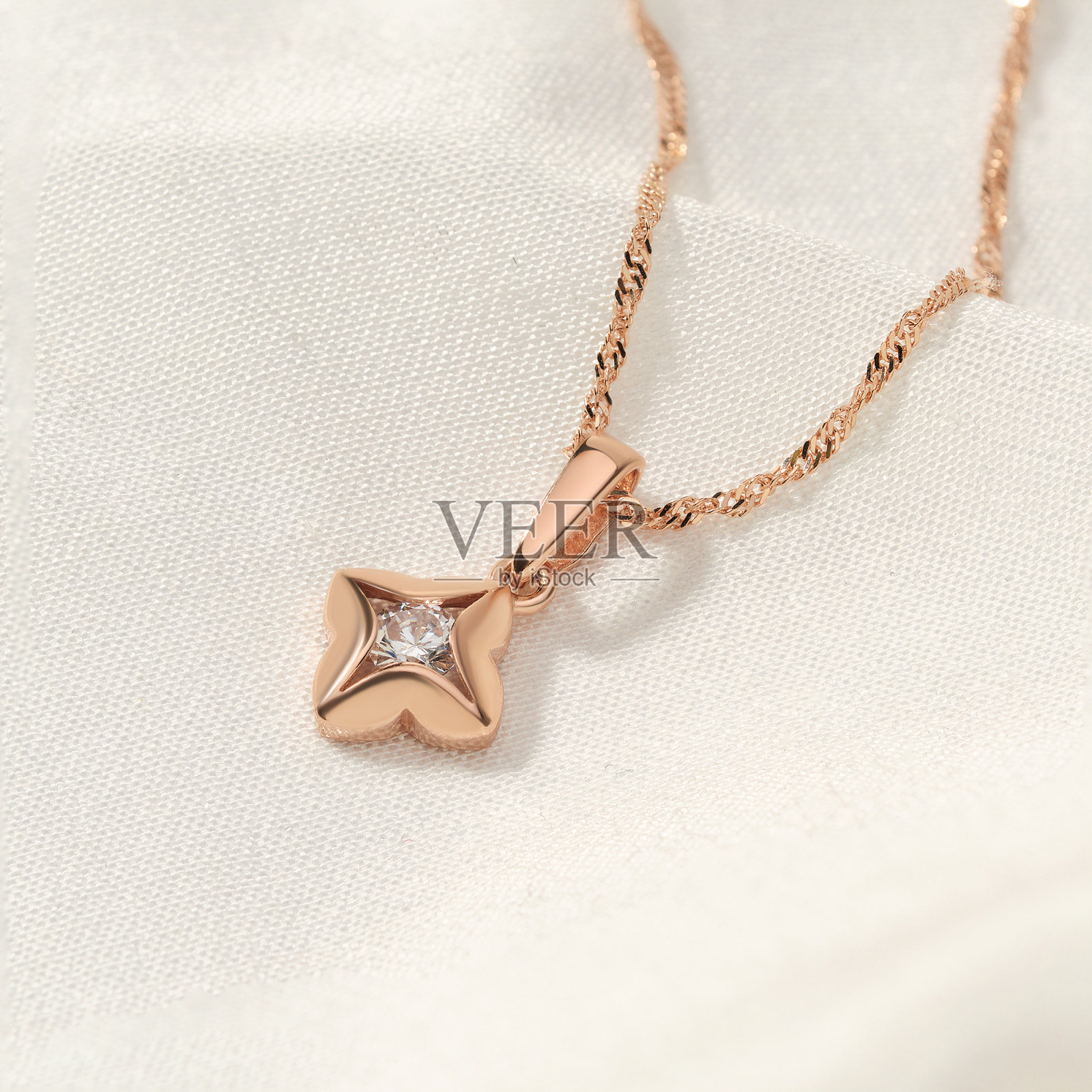 优雅的珠宝套装。镶有宝石的珠宝。首饰配件拼贴。产品静物概念。戒指、项链和耳环。照片摄影图片