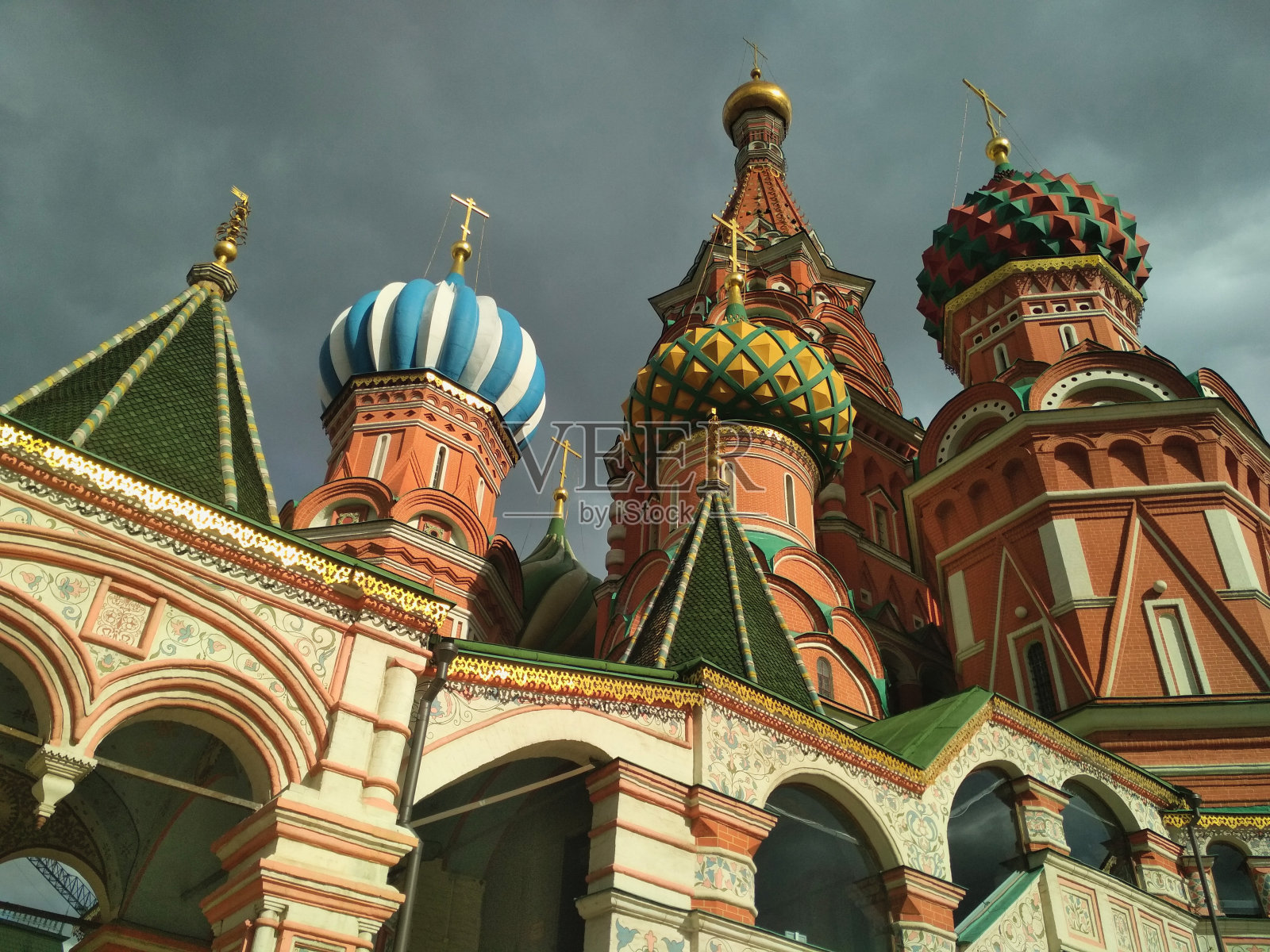 莫斯科红场上圣巴西尔大教堂的圆顶，底部视图照片摄影图片