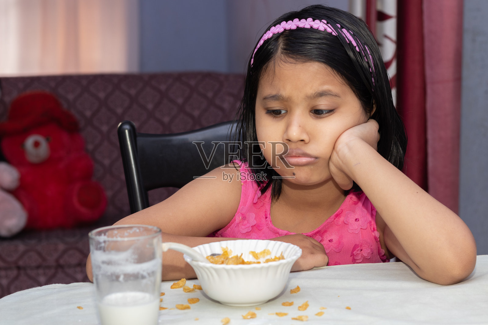 早餐吃牛奶和麦片照片摄影图片