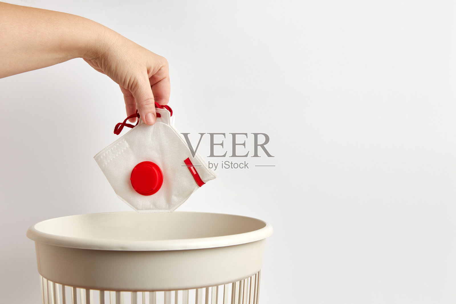 防护口罩在垃圾填埋场进行处置和回收照片摄影图片